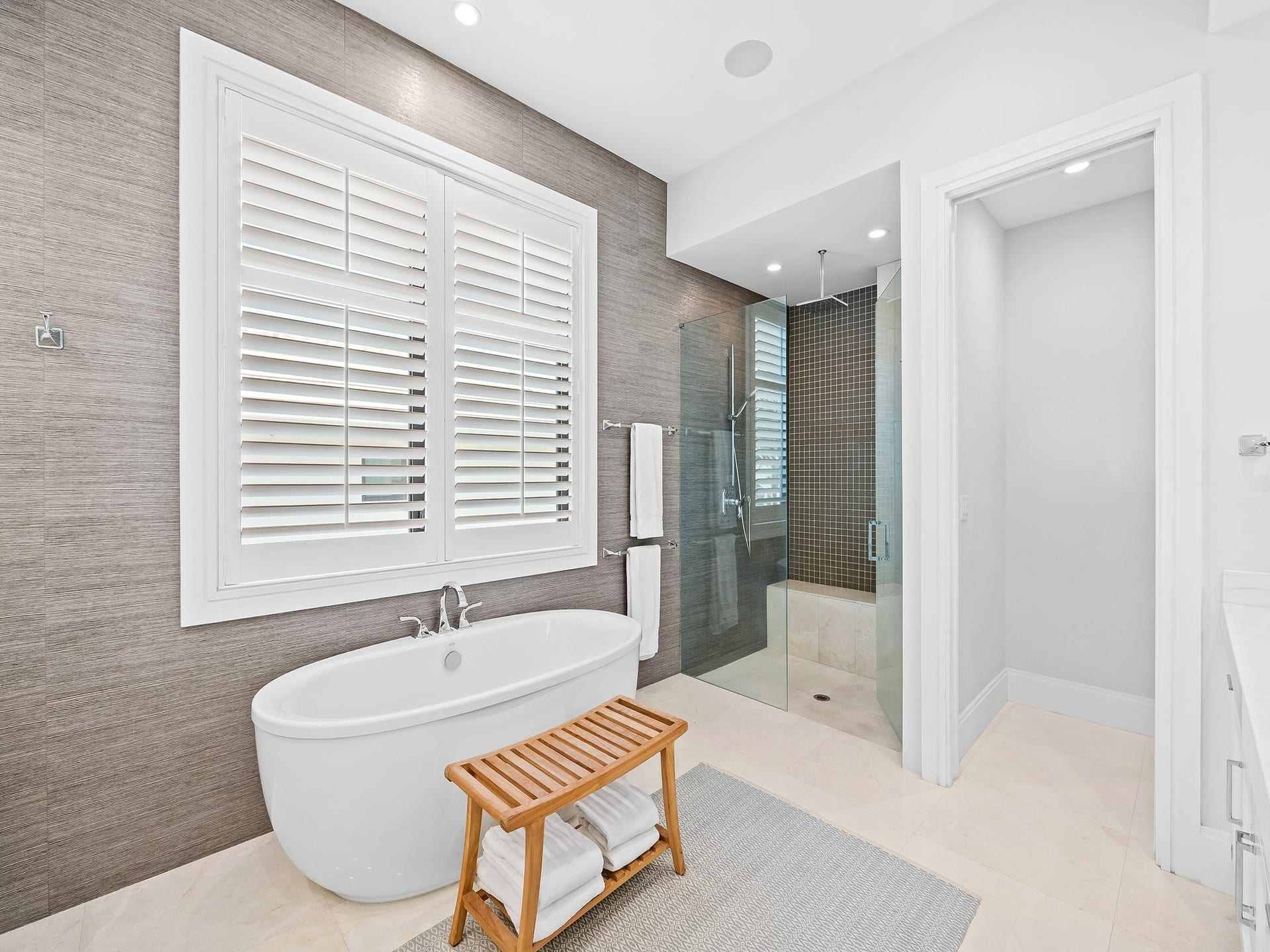 301 NE 23RD Avenue, Fort Lauderdale, FL 33305 Enjoy the ultimate relaxation in your elegant standalone tub.
