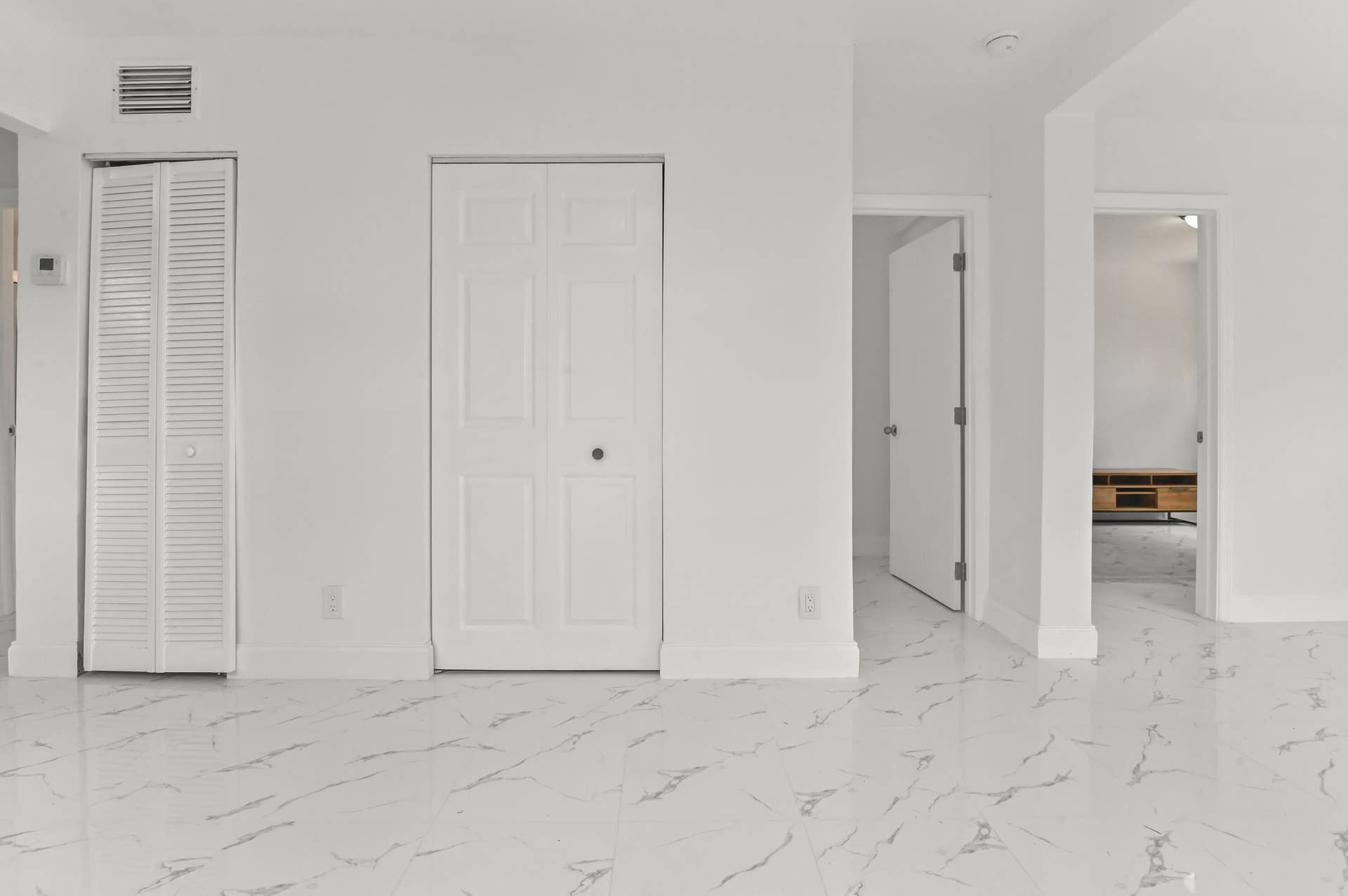 515 Putnam Road, West Palm Beach, FL 33405 05 Living Room 01