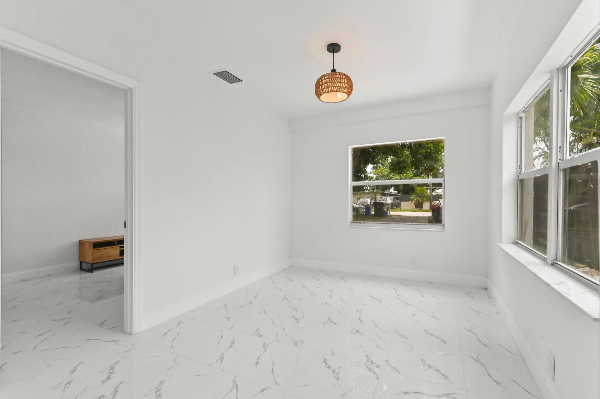 515 Putnam Road, West Palm Beach, FL 33405 09 Living Room 05