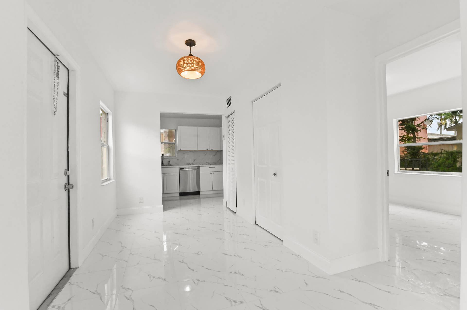 515 Putnam Road, West Palm Beach, FL 33405 06 Living Room 02