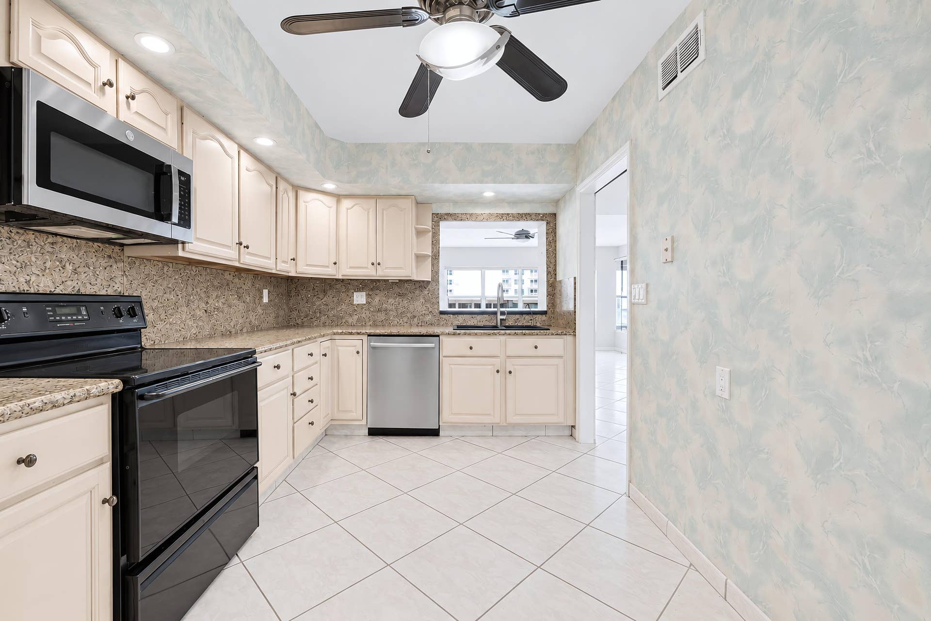 3750 Galt Ocean Drive, #Unit 1710, Fort Lauderdale, FL 33308 Kitchen