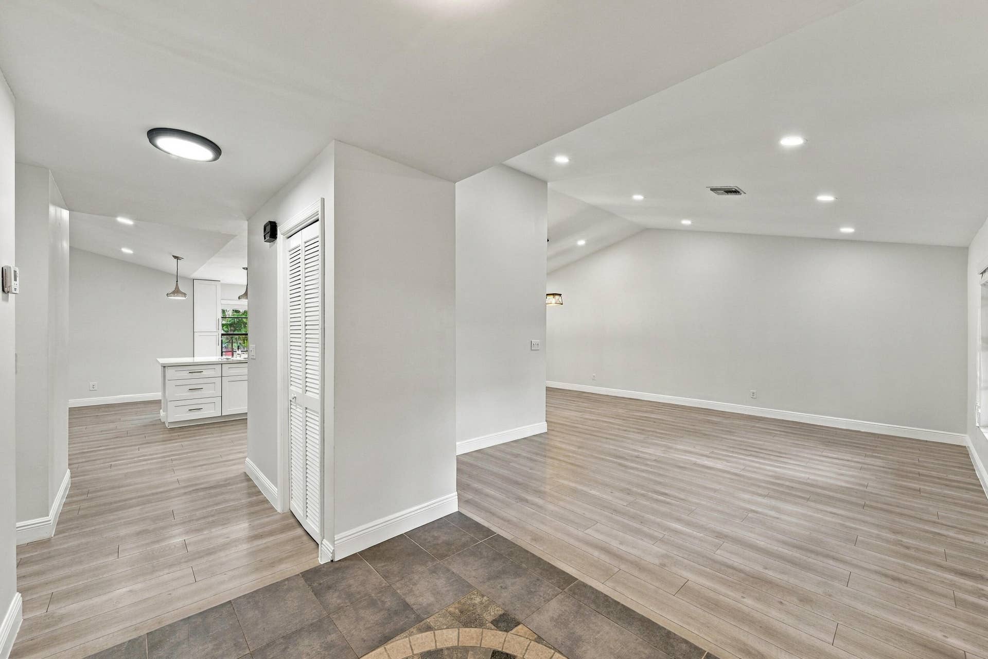 9255 NW 18TH Street, Plantation, FL 33322 Entrance / Foyer