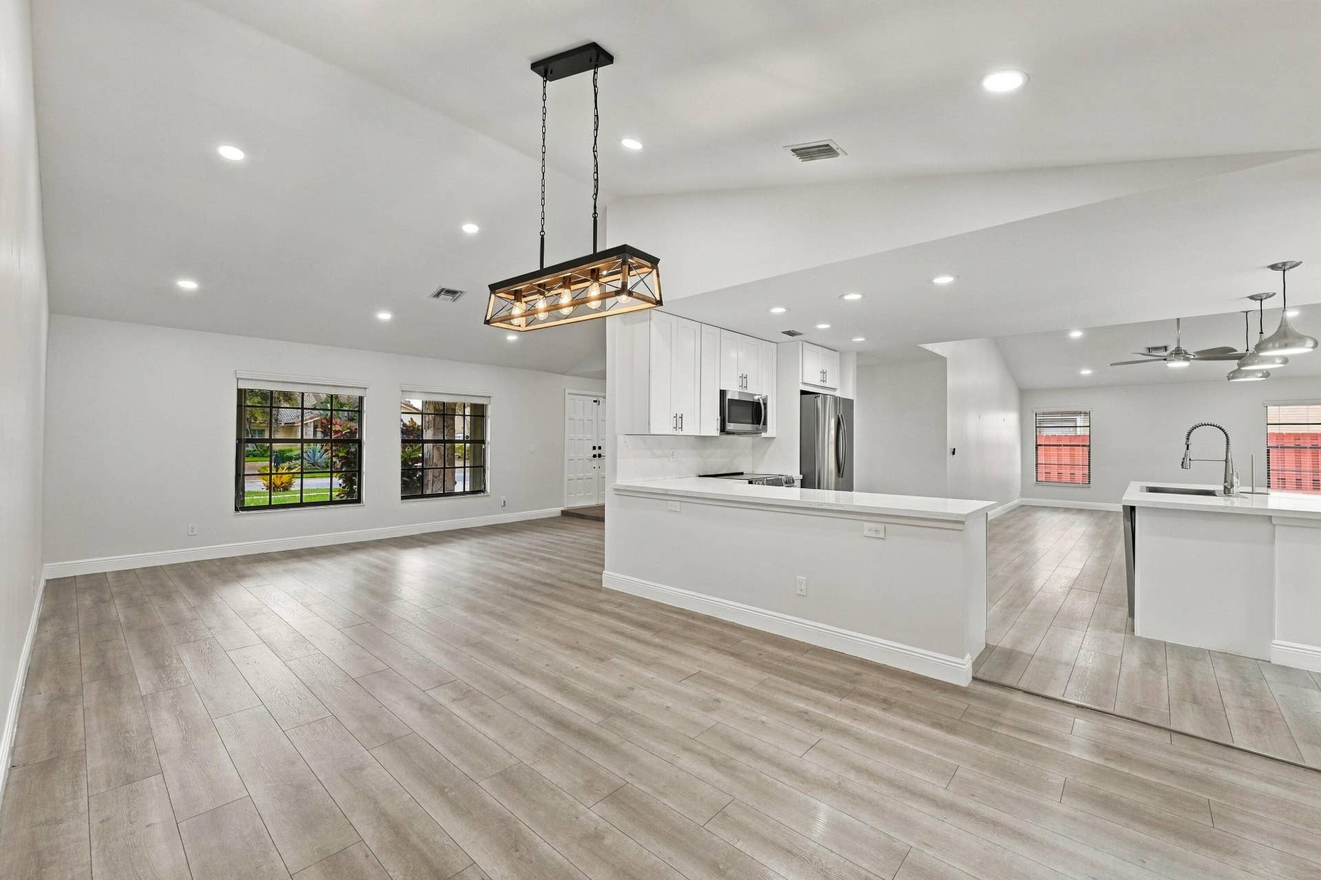 9255 NW 18TH Street, Plantation, FL 33322 Kitchen & Dining