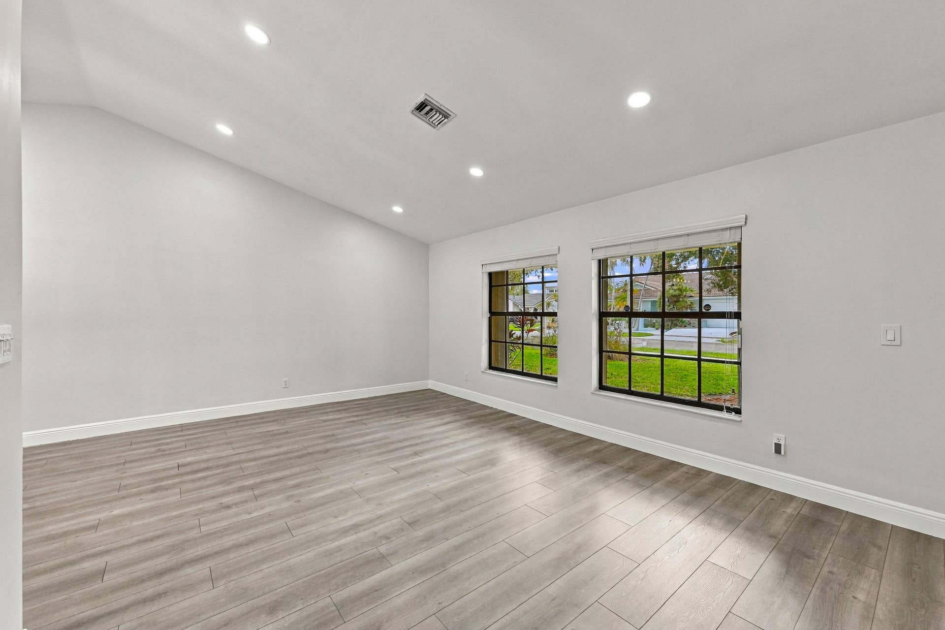 9255 NW 18TH Street, Plantation, FL 33322 Living Room