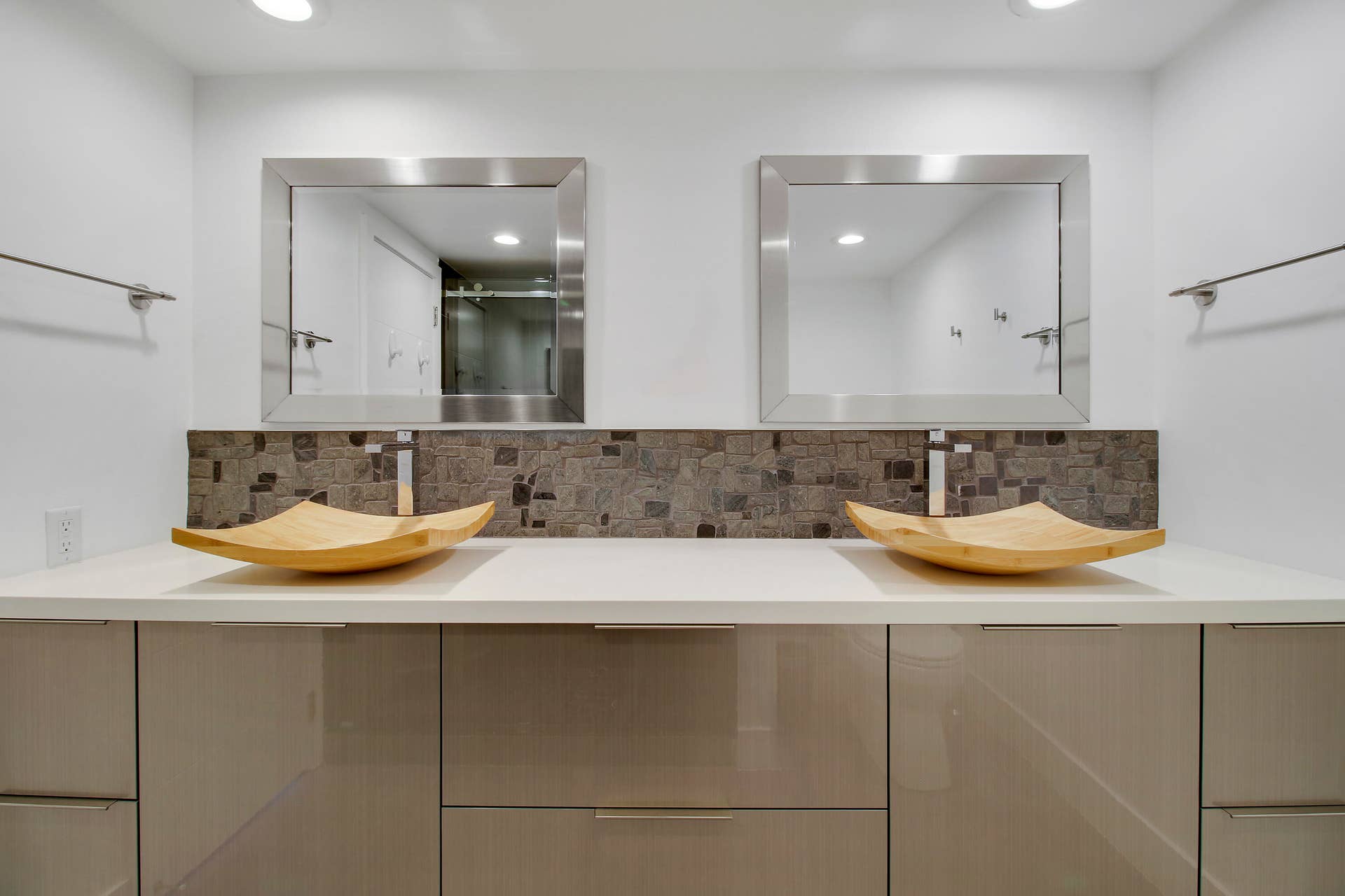 325 S Beach Road, #210, Tequesta, FL 33469 primary bathroom