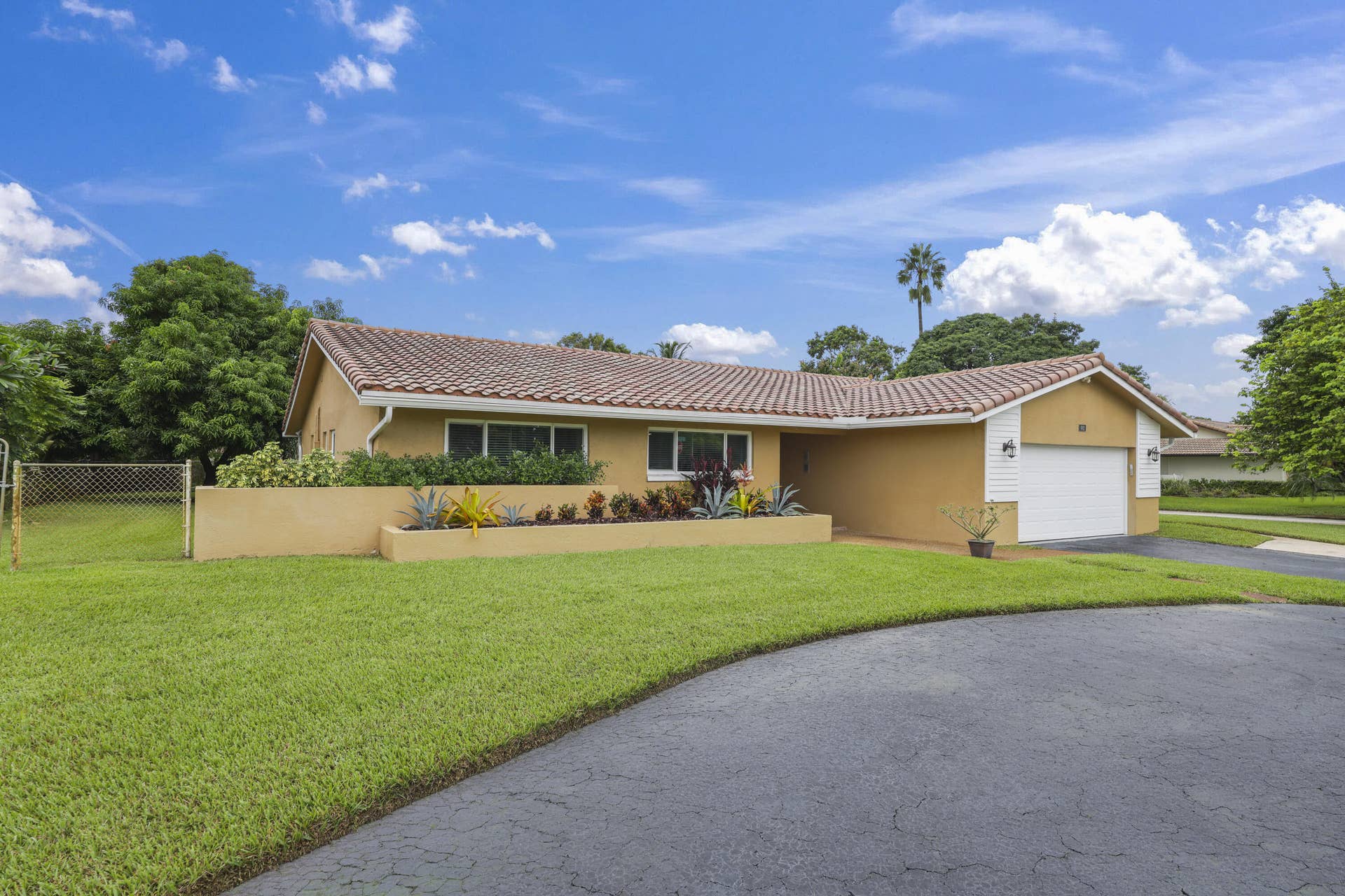 992 NW 83RD Drive, Coral Springs, FL 33071 992 NW 83rd Dr - 6.jpg-FULL