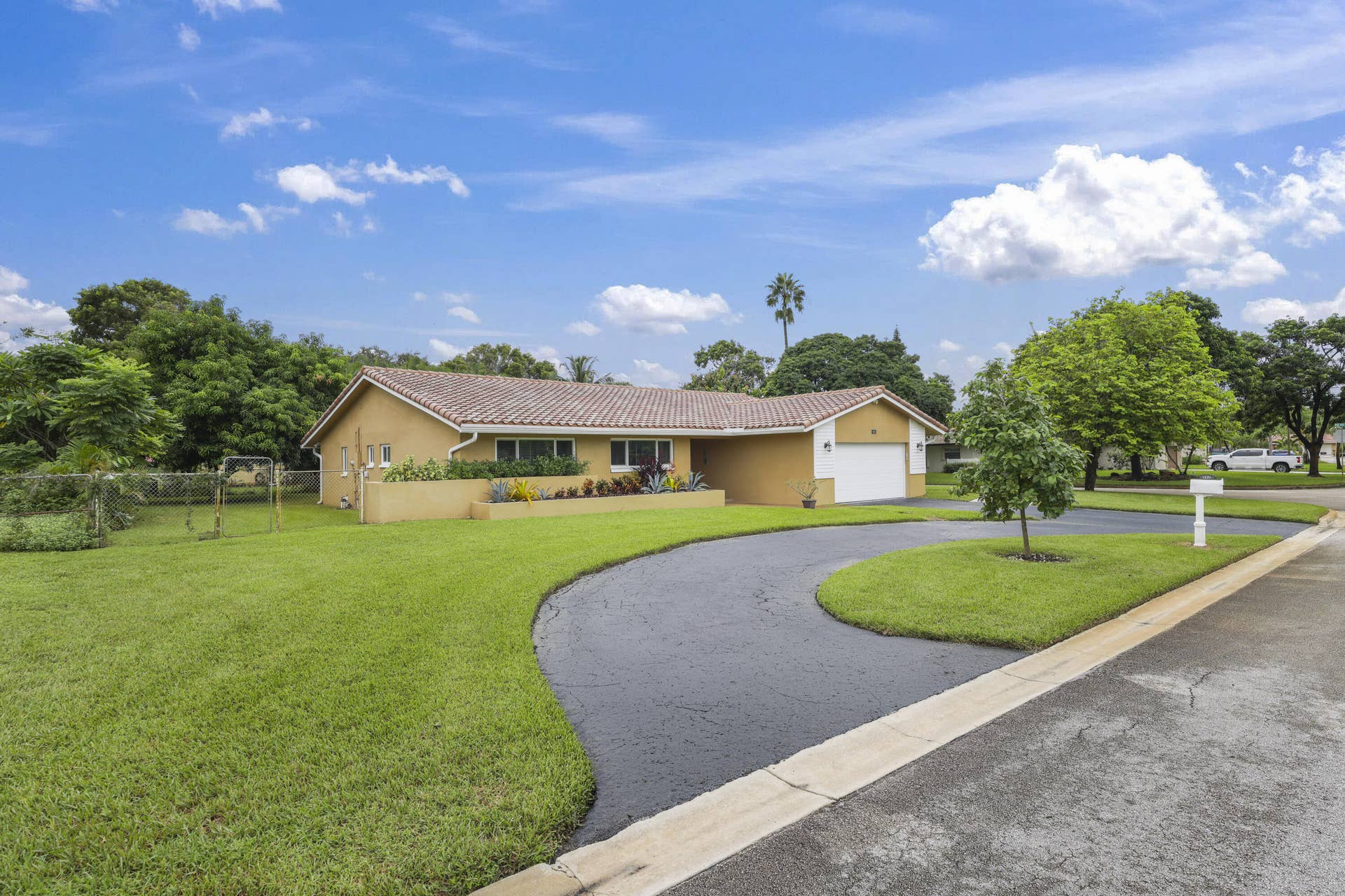 992 NW 83RD Drive, Coral Springs, FL 33071 992 NW 83rd Dr - 5.jpg-FULL
