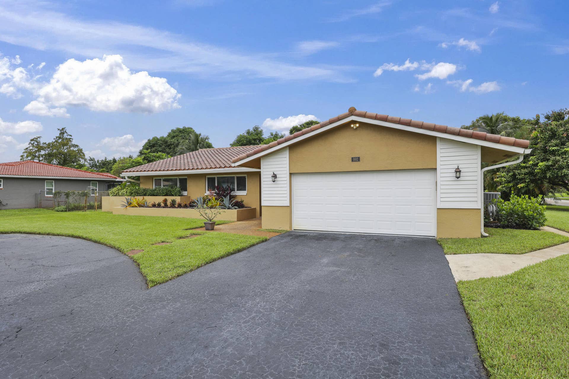 992 NW 83RD Drive, Coral Springs, FL 33071 992 NW 83rd Dr - 7.jpg-FULL