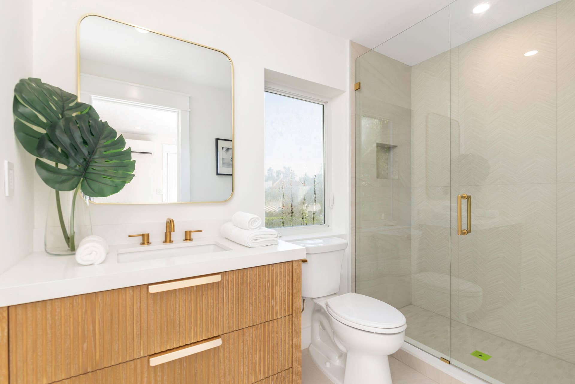 110 Greenwood Drive, West Palm Beach, FL 33405 Guest House bath