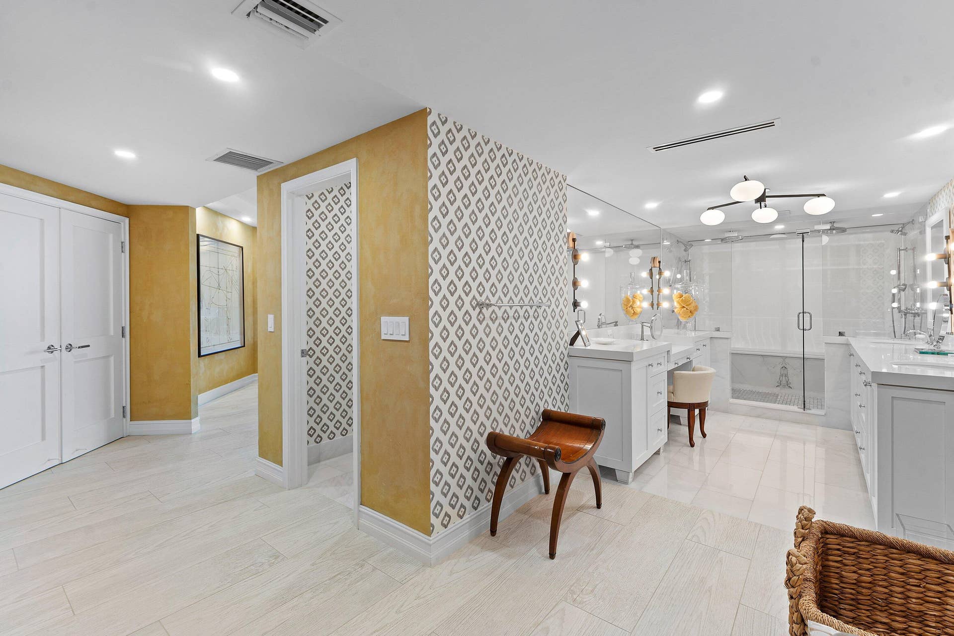 2000 S OCEAN Boulevard, #204S, Palm Beach, FL 33480 PRIMARY DRESSING AREA