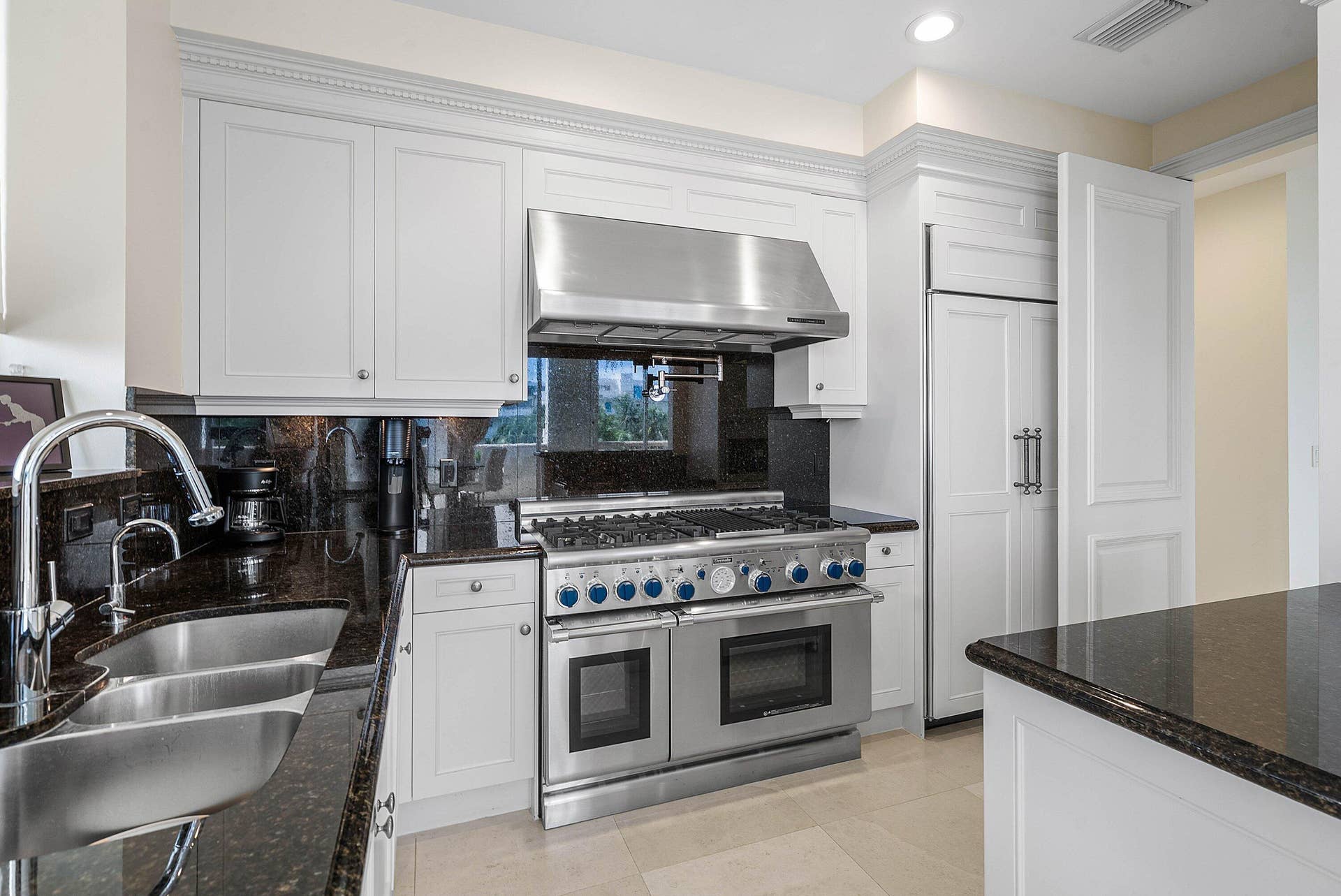3000 S OCEAN Boulevard, #402, Palm Beach, FL 33480 Kitchen