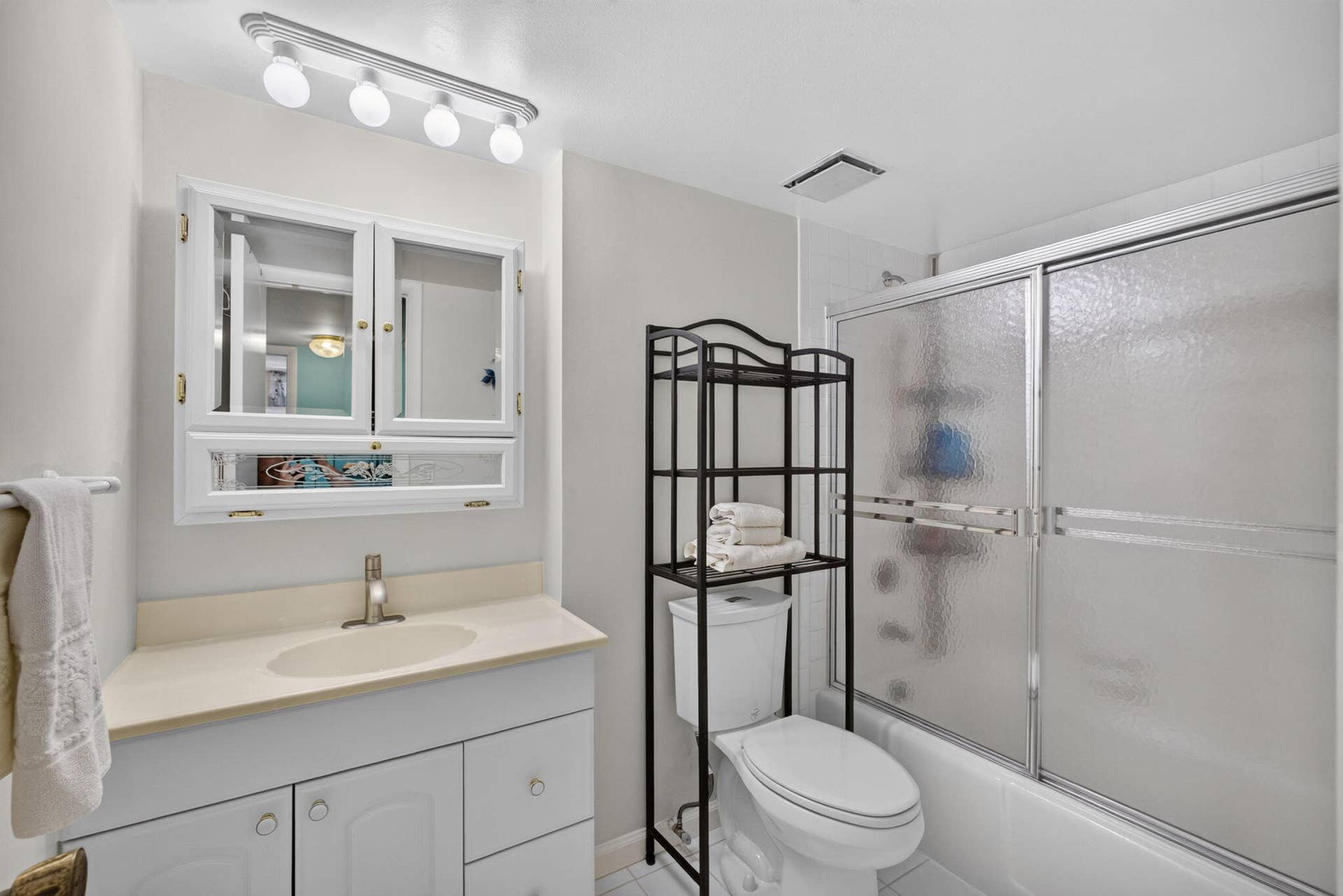 630 OCEAN Drive, #209, Juno Beach, FL 33408 Combo Tub/Shower