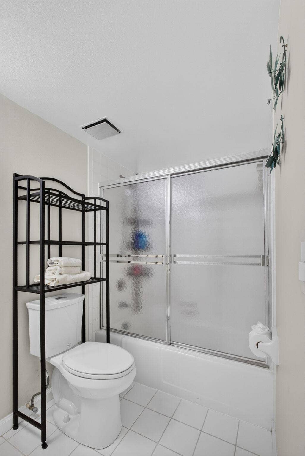 630 OCEAN Drive, #209, Juno Beach, FL 33408 Combo Tub/Shower