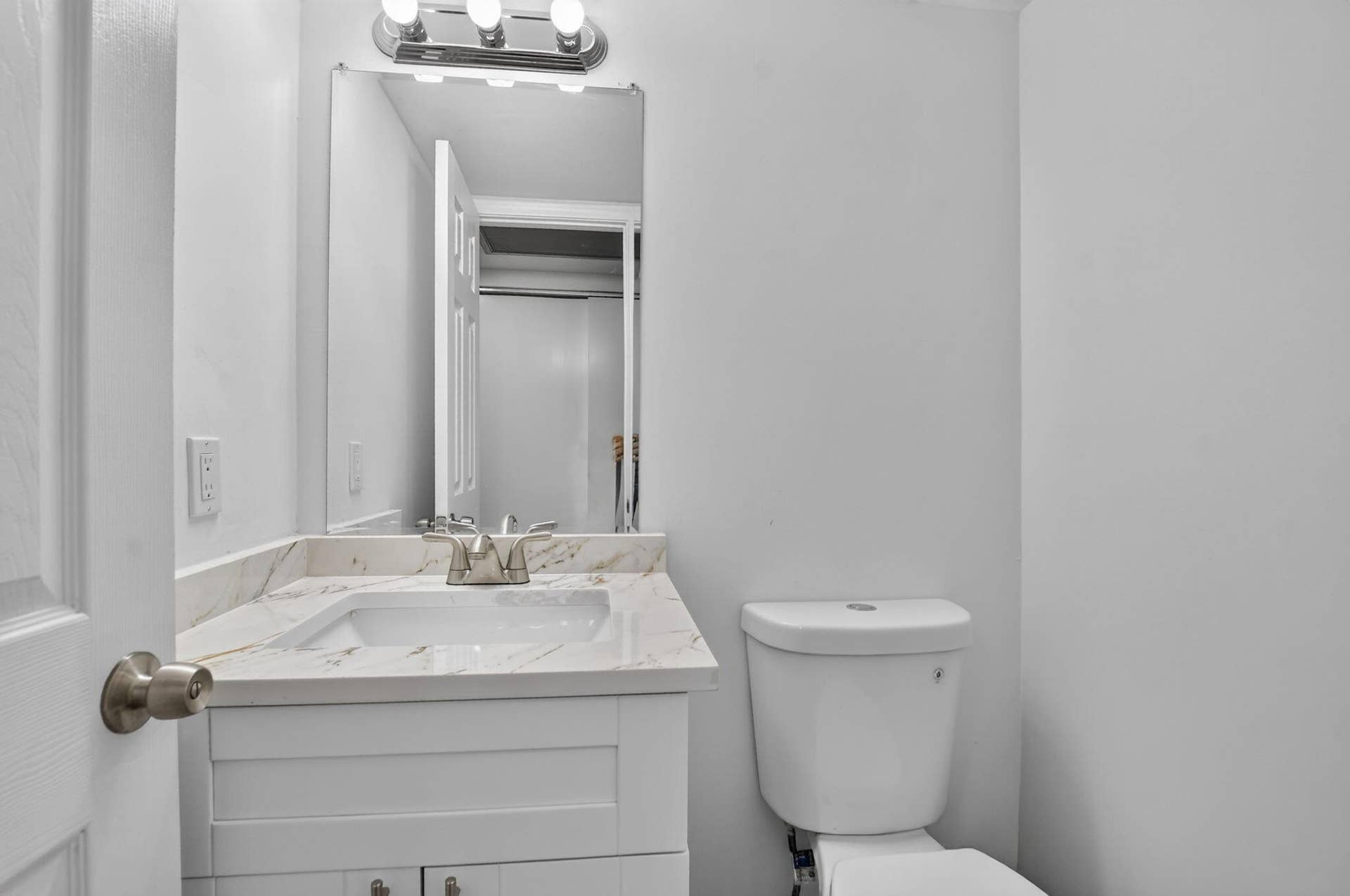 1038 Berkshire B, Deerfield Beach, FL 33442 Half Bathroom