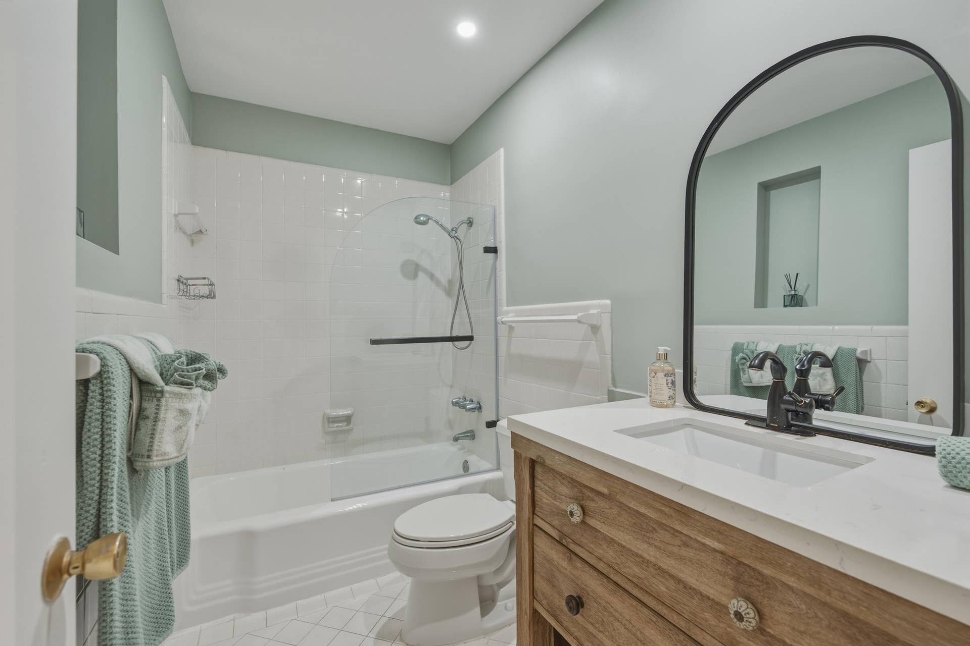 2330 NE 36th Street, #11, Lighthouse Point, FL 33064 Guest Bathroom