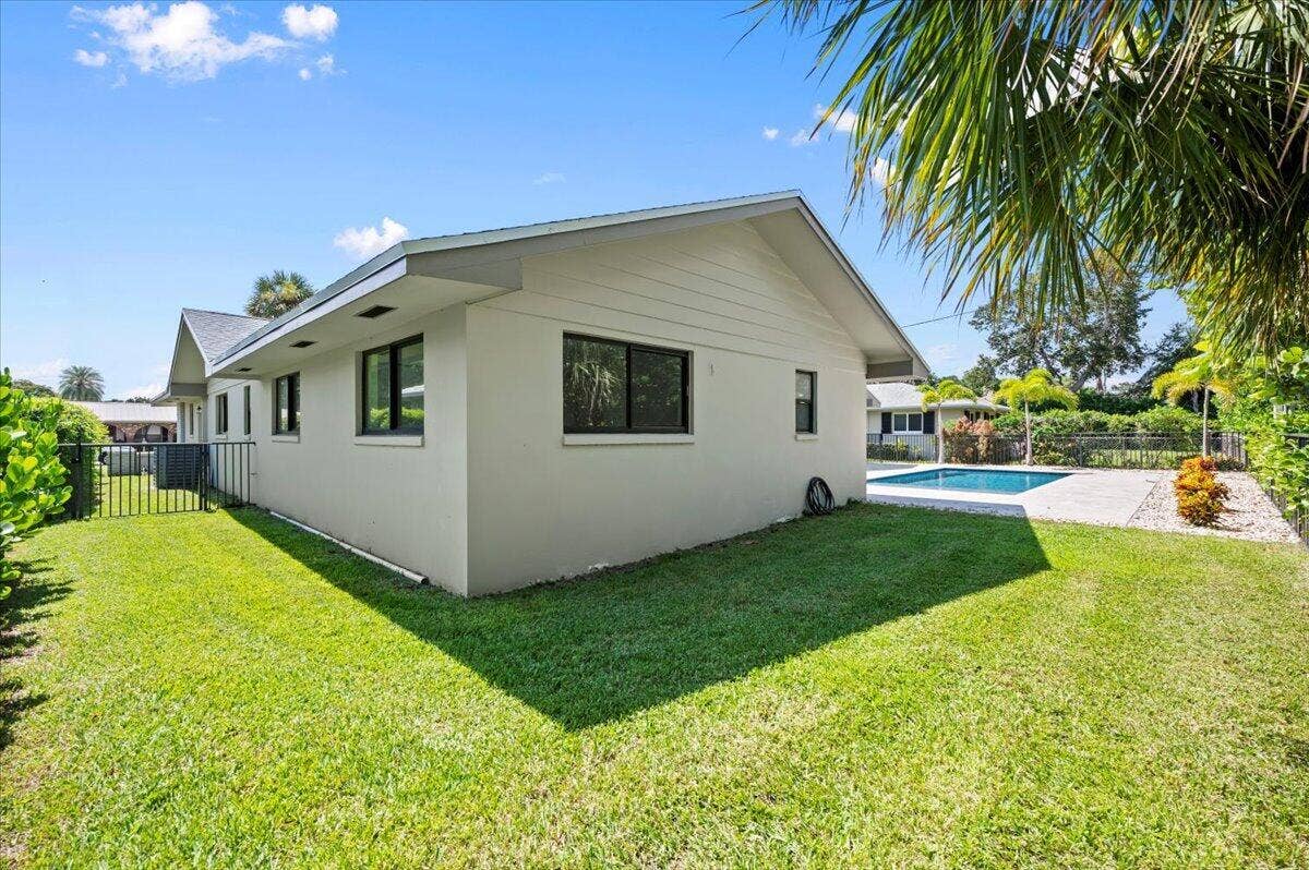 11569 Landing Place, North Palm Beach, FL 33408 9-LUX3407
