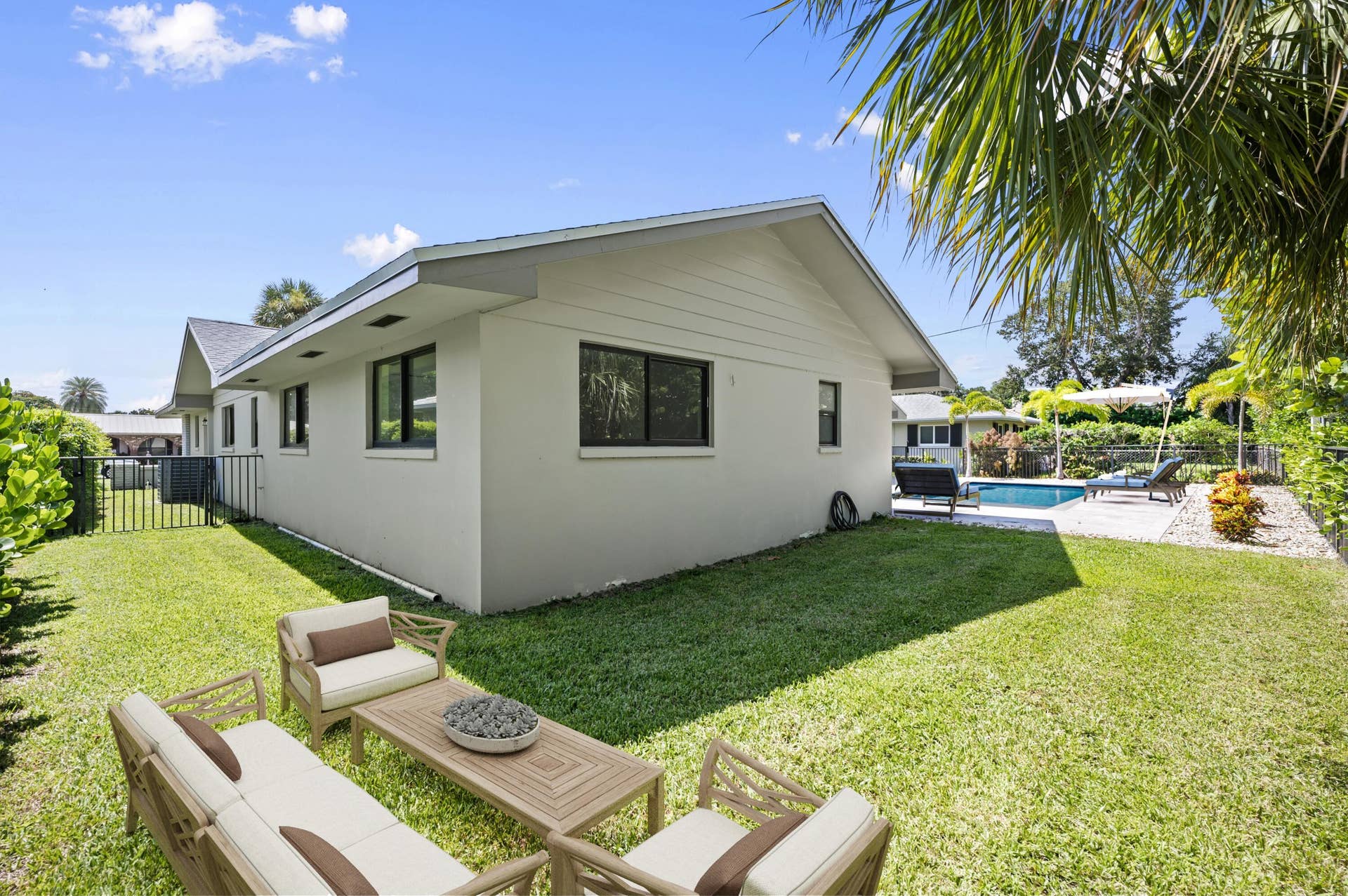 11569 Landing Place, North Palm Beach, FL 33408 7-LUX3407
