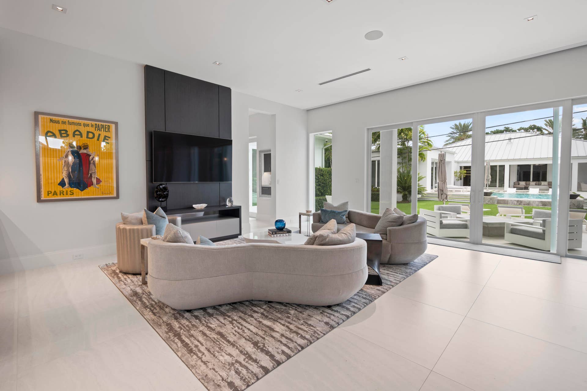 941 living room facing 944