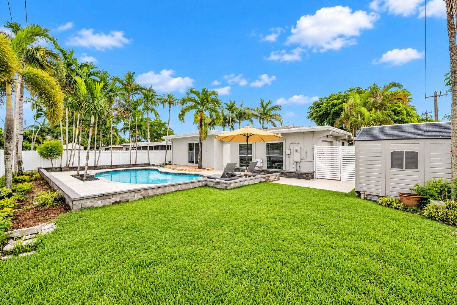 301 SE 3RD Terrace, Dania Beach, FL 33004 Storage shed and large backyard