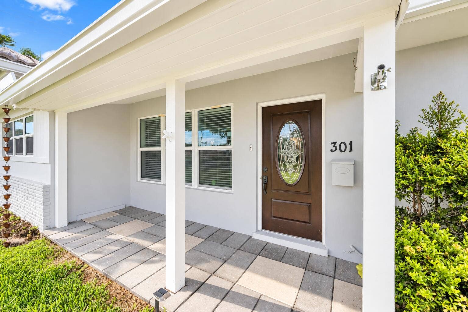 301 SE 3RD Terrace, Dania Beach, FL 33004 Covered front porch