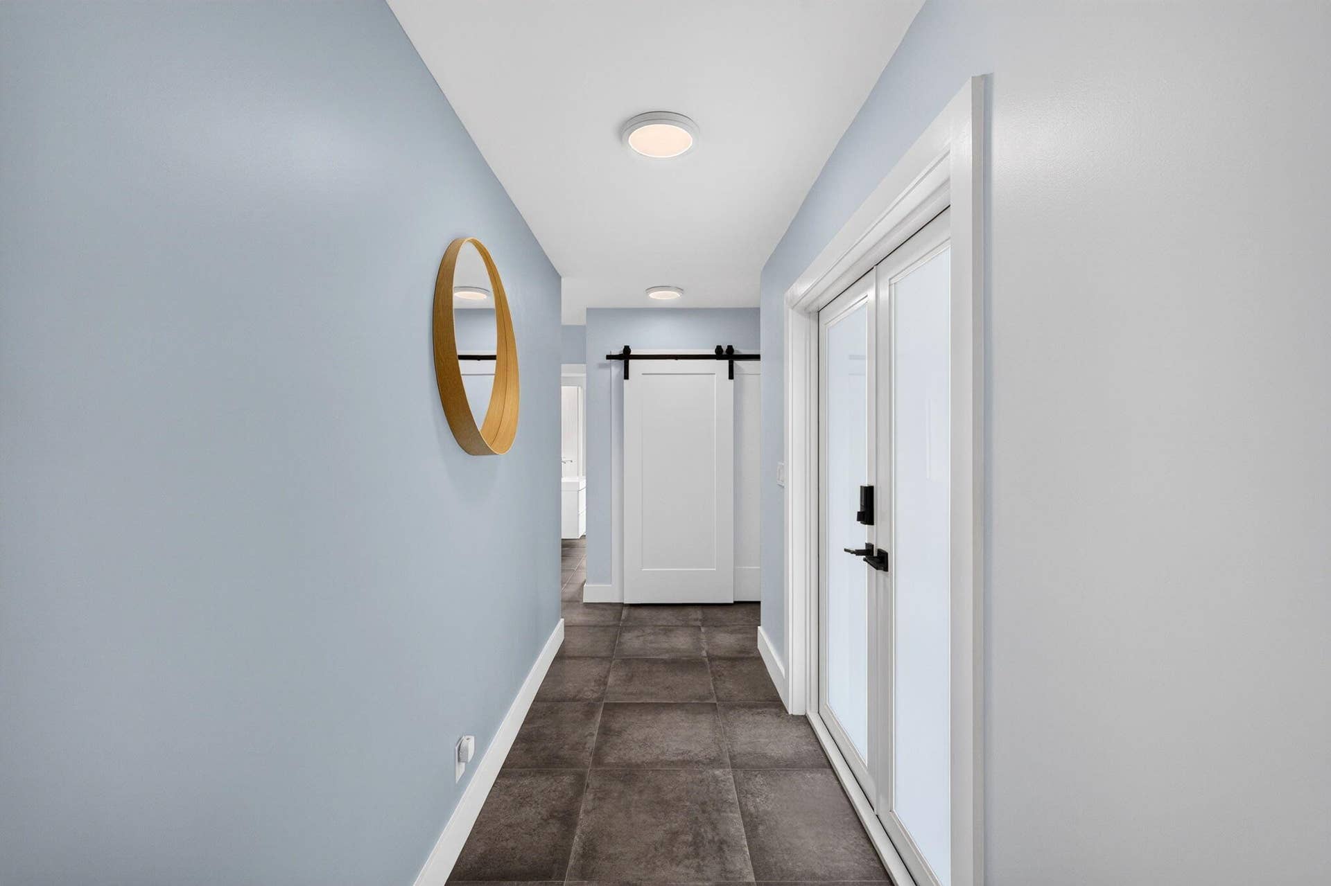 Foyer 2 - towards bedrooms