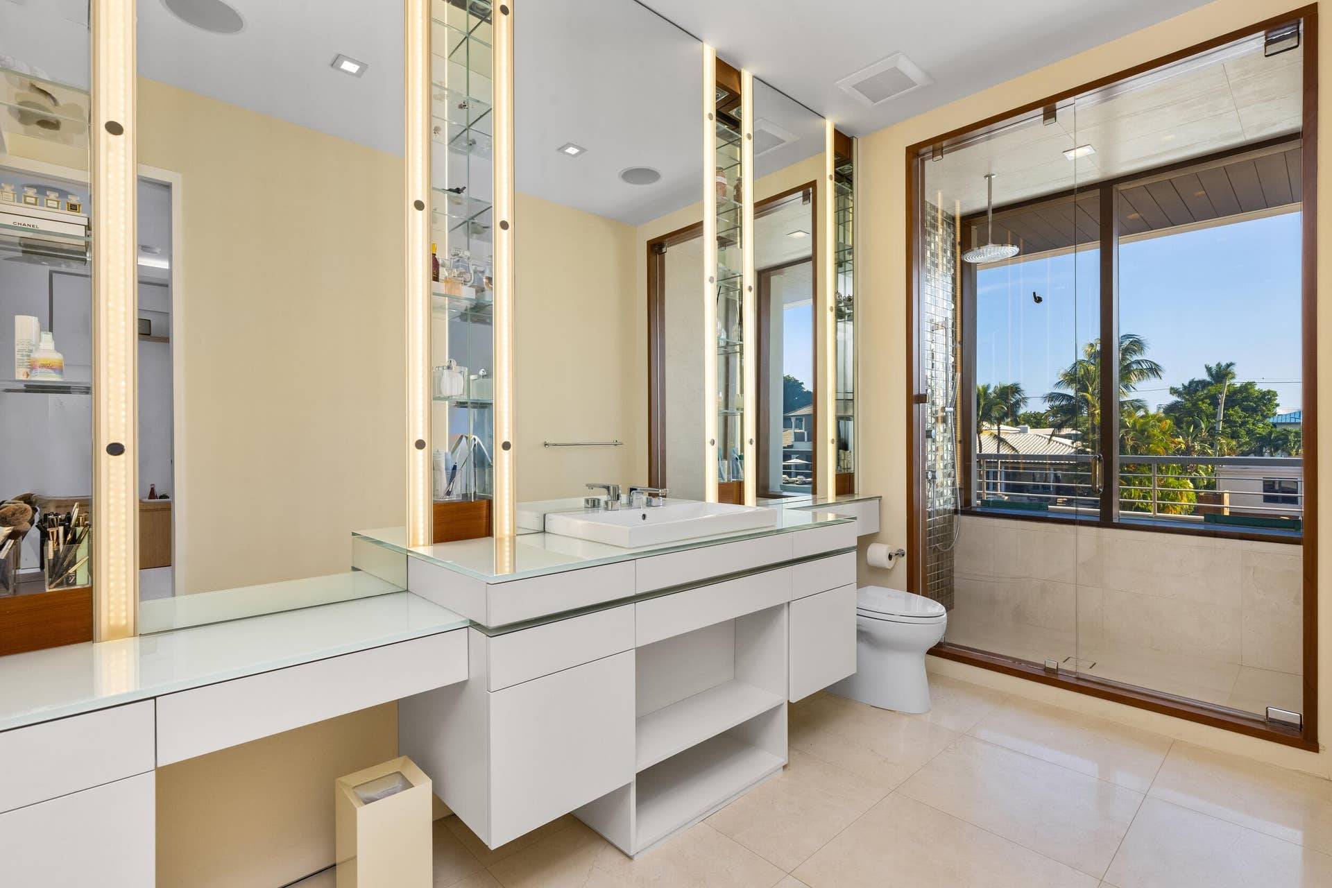 10 Pelican Drive, Fort Lauderdale, FL 33301 Guest Bath 1