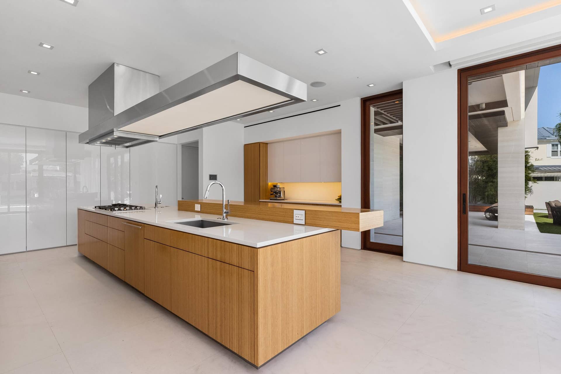 10 Pelican Drive, Fort Lauderdale, FL 33301 Kitchen
