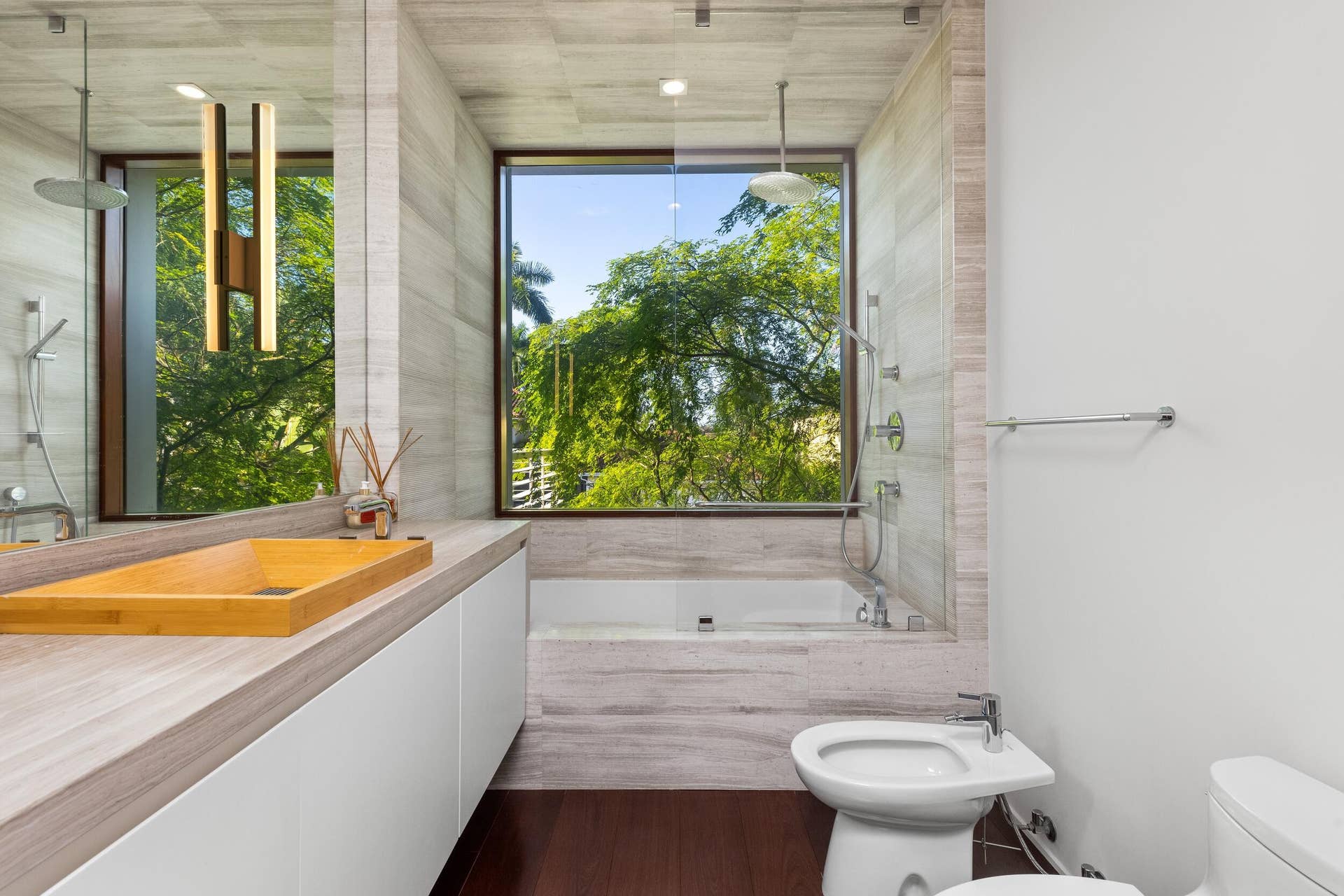 10 Pelican Drive, Fort Lauderdale, FL 33301 Guest Bath 6