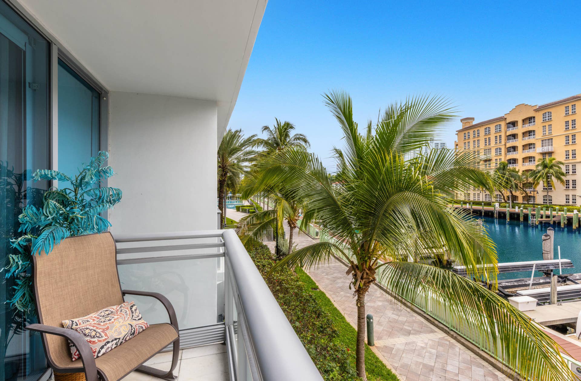 2950 NE 188th Street, #122, Aventura, FL 33180 CJ5A2583