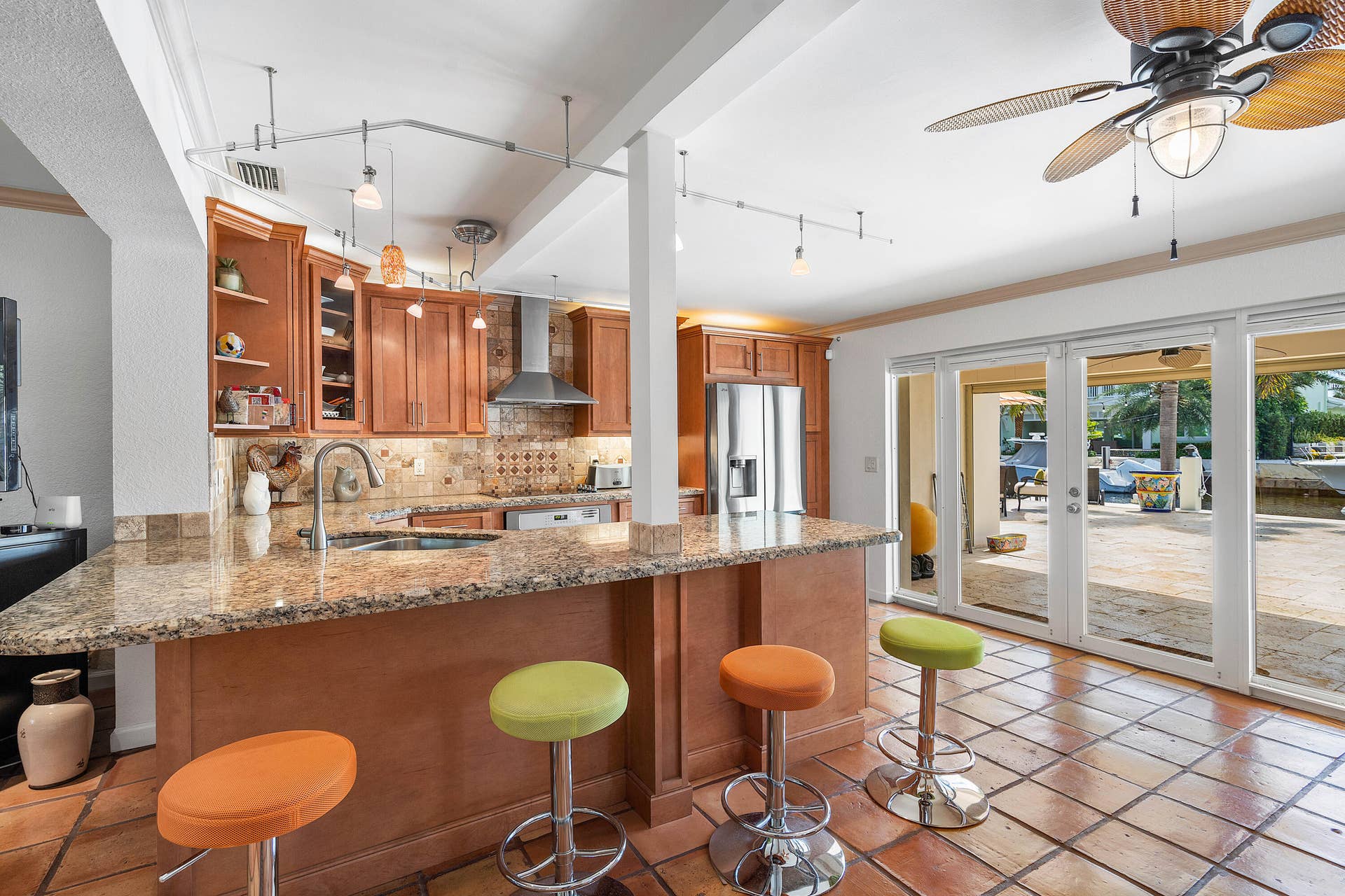 2330 NE 48TH Street NE, Lighthouse Point, Lighthouse Point, FL 33064 Kitchen island