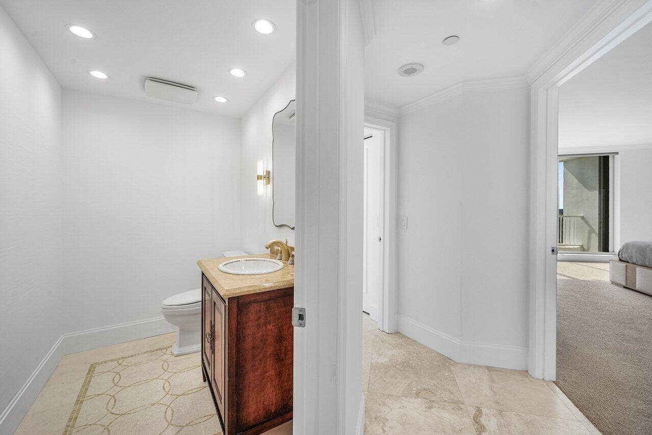 20320 FAIRWAY OAKS Drive, #372, Boca Raton, FL 33434 Hall Full Bath