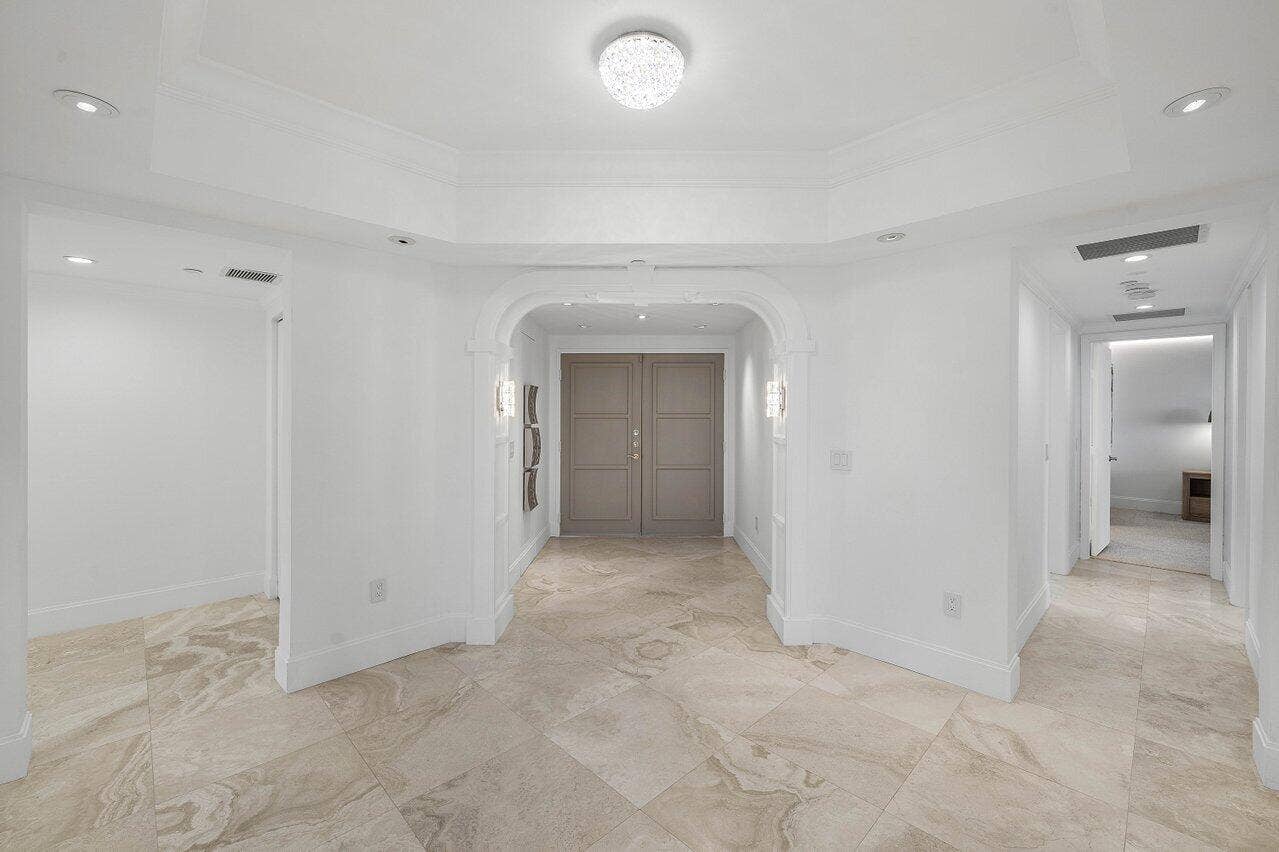 20320 FAIRWAY OAKS Drive, #372, Boca Raton, FL 33434 Inside Entrance