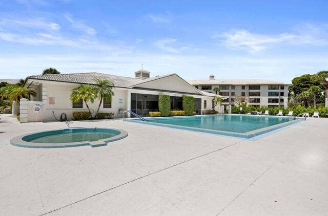 Pool, jacuzzi, clubhouse
