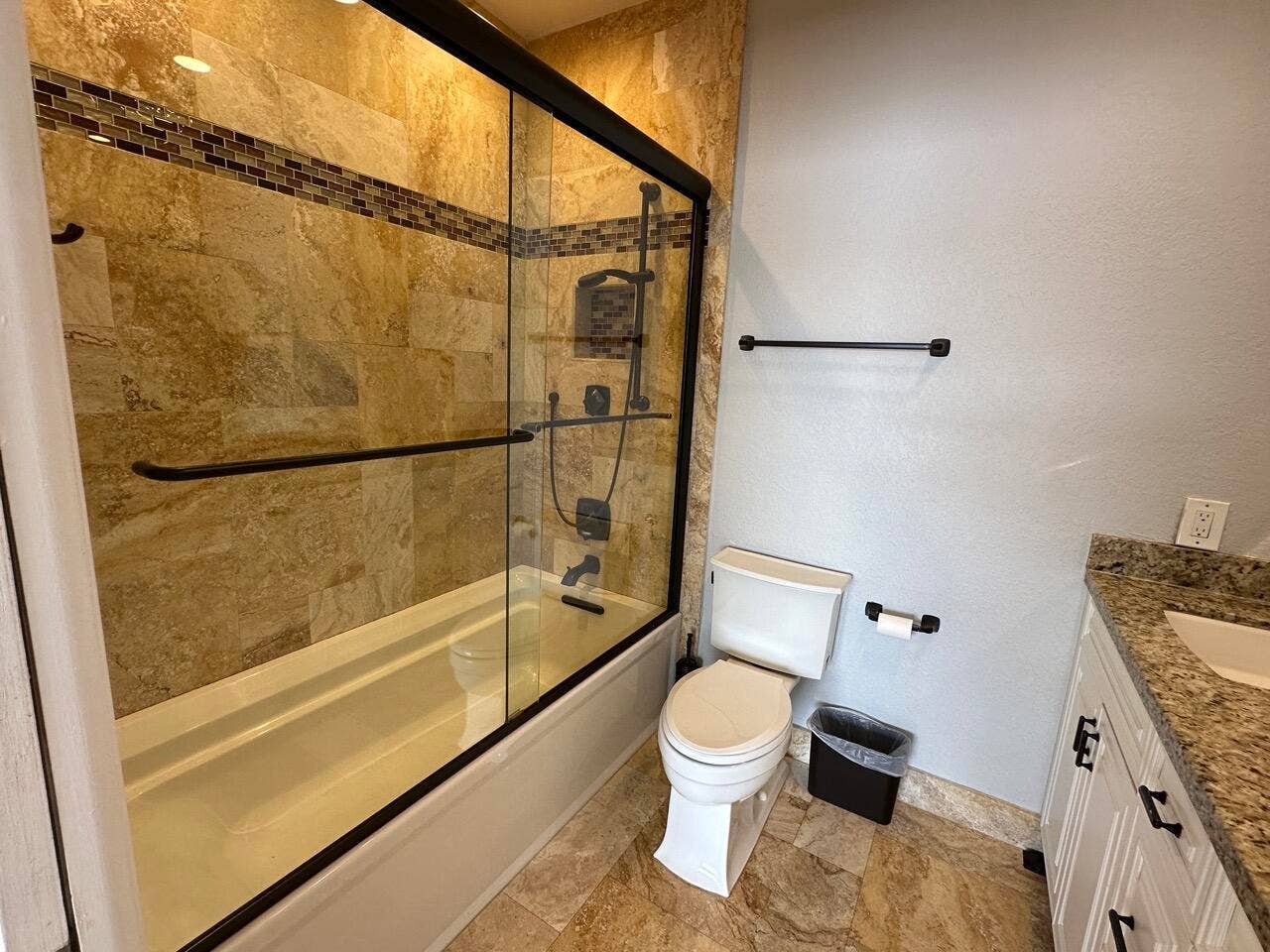 4230 N OCEAN Drive, Hollywood, FL 33019 Primary bath