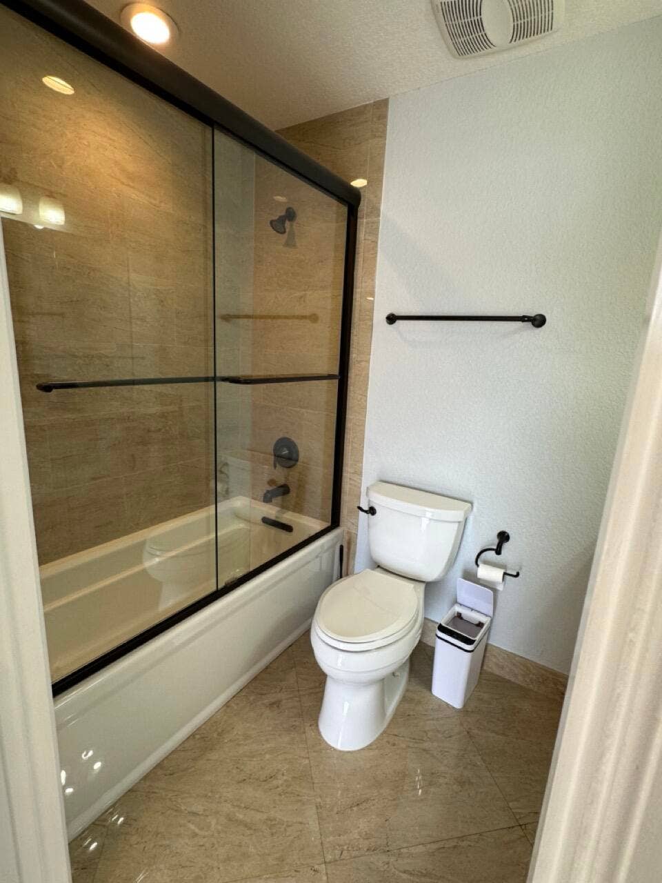 4230 N OCEAN Drive, Hollywood, FL 33019 1st floor bath