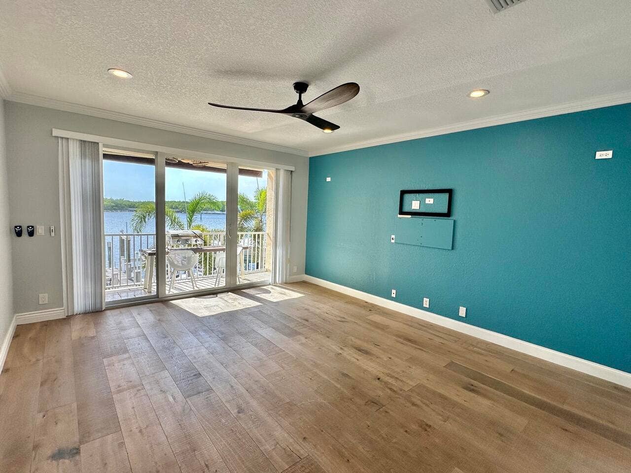4230 N OCEAN Drive, Hollywood, FL 33019 2nd floor-Living room
