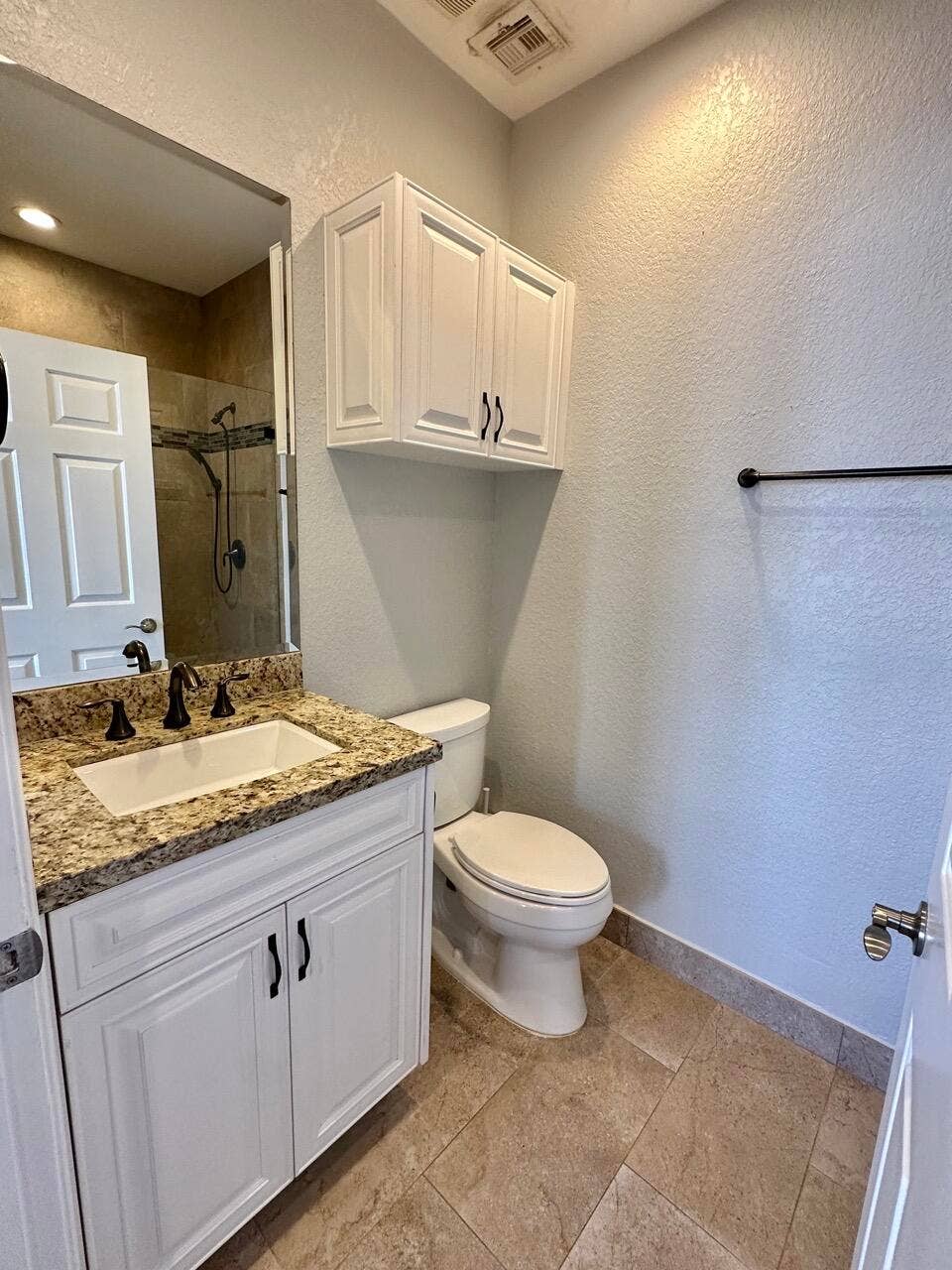 4230 N OCEAN Drive, Hollywood, FL 33019 3rd floor guest bath