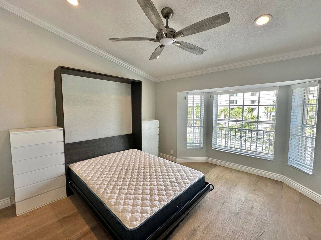 4230 N OCEAN Drive, Hollywood, FL 33019 3rd floor guest bed