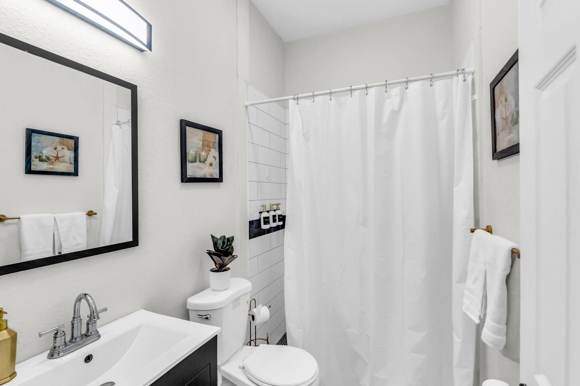 Guest bathroom with tub/shower combo