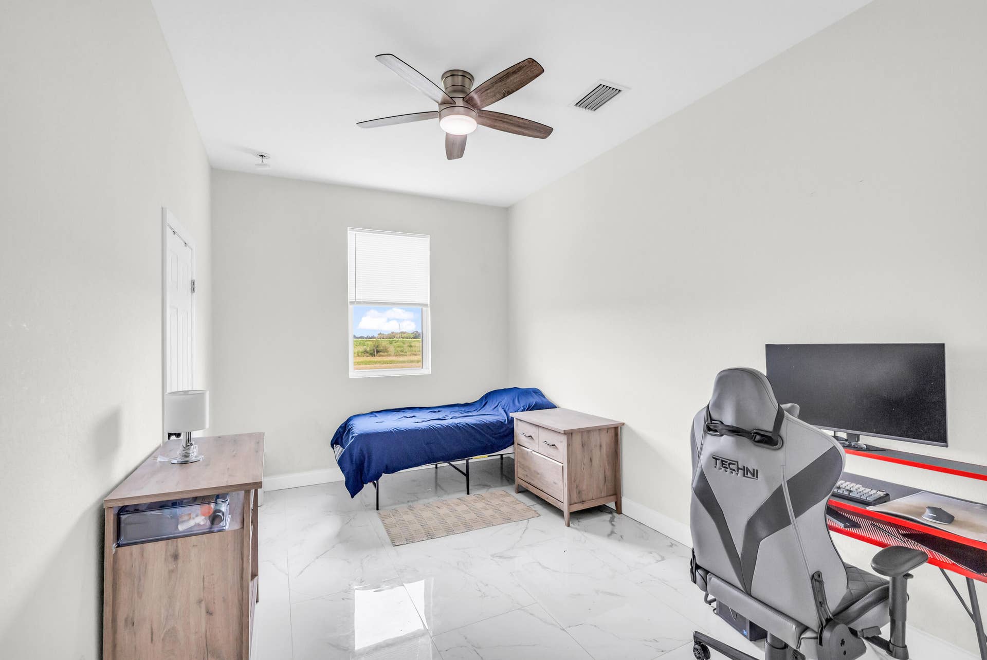 Guest bedroom with ceiling fan