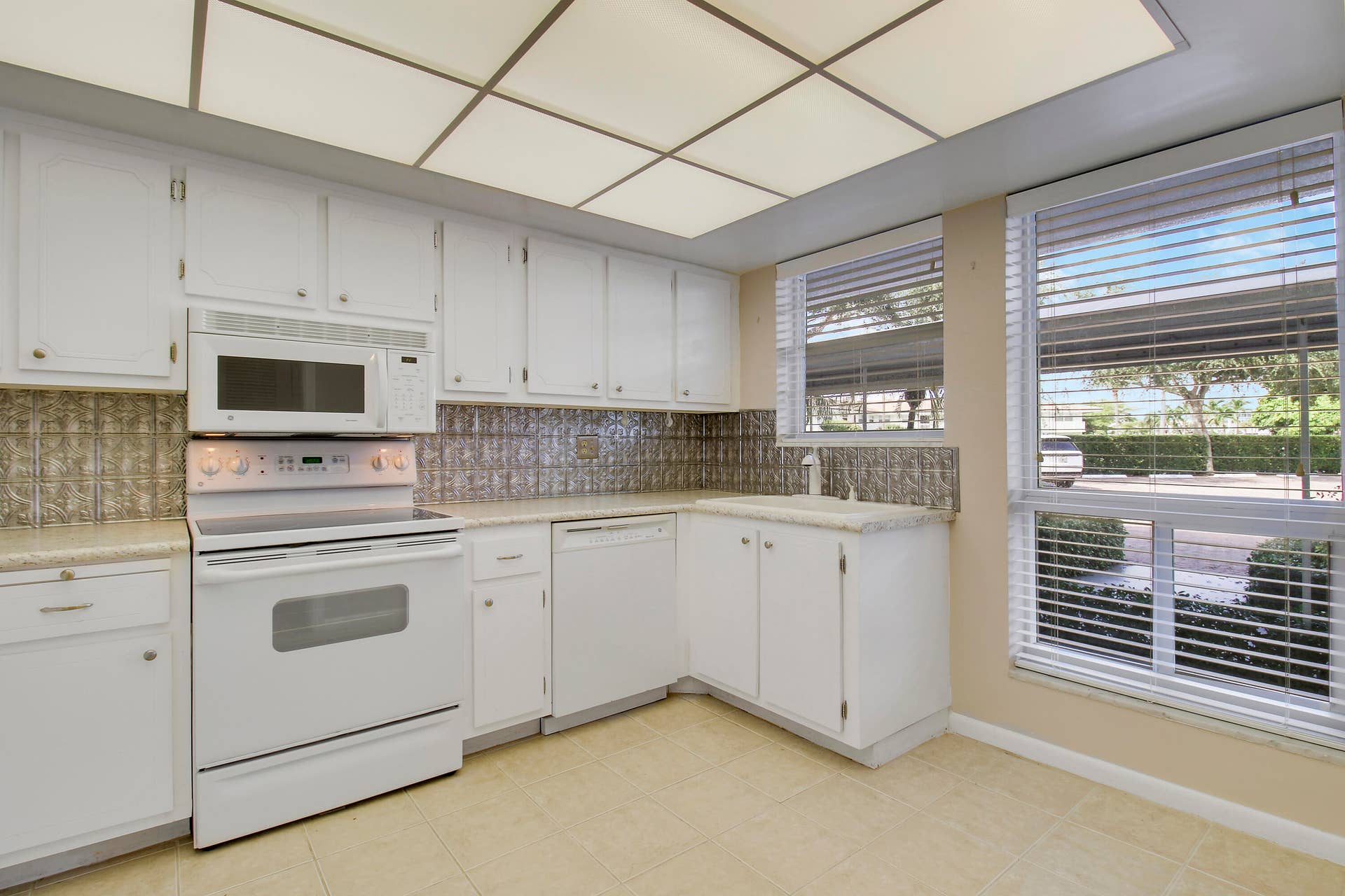 60 Yacht Club Drive, #103, North Palm Beach, FL 33408 House2-23