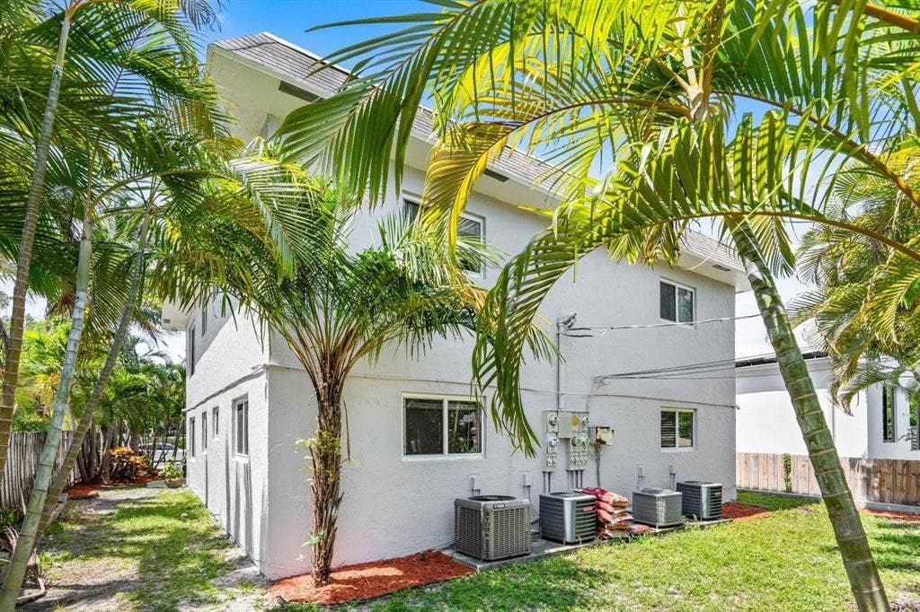 45 NE 24 Street, #C, Wilton Manors, FL 33305 w18