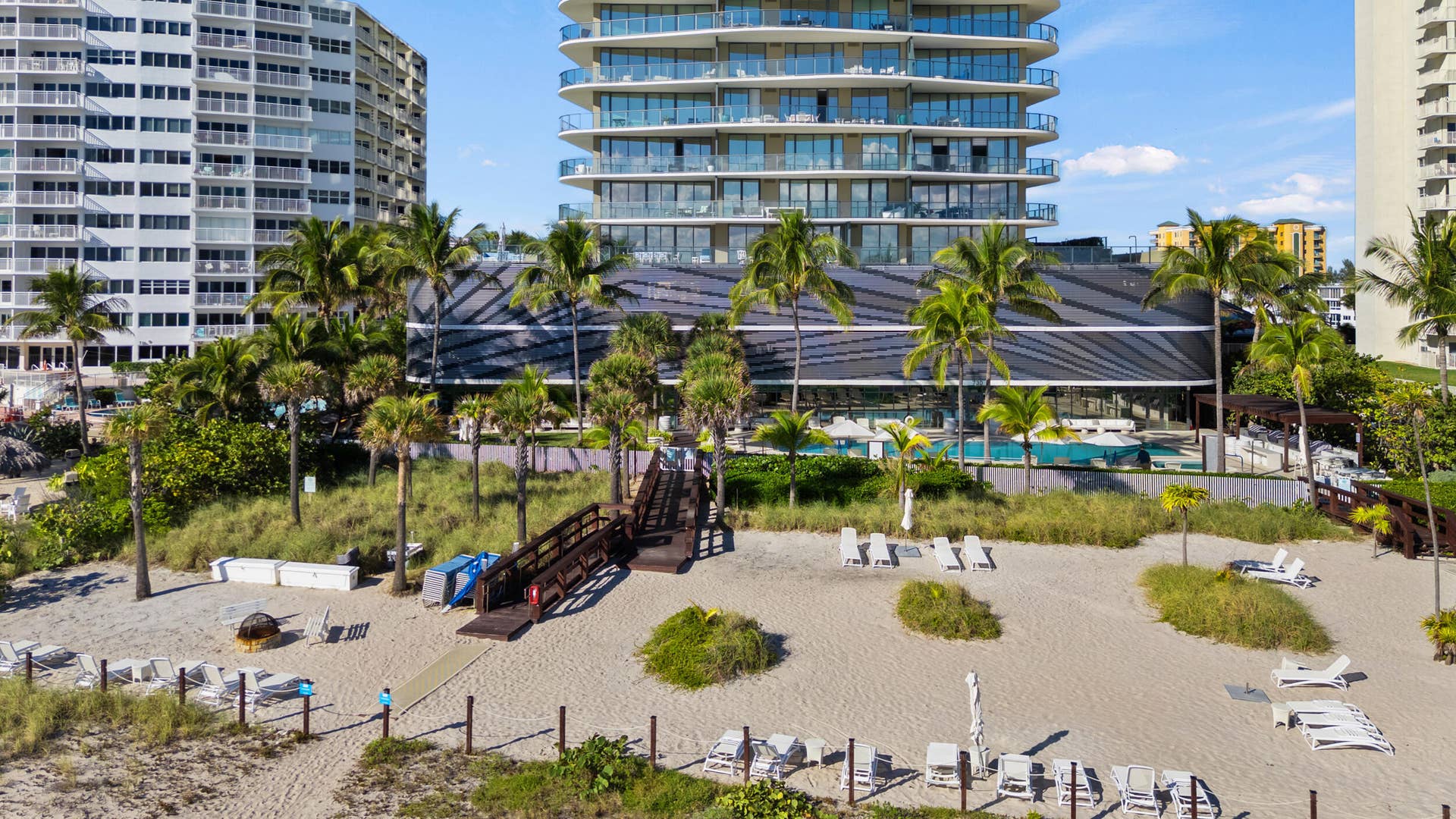 730 N Ocean Boulevard, Pompano Beach, FL 33062 Sabbia Beach is a flagship luxury condominium positioned directly on the sand and an unmistakable presence on the Pompano Beach skyline. Offering 200 feet of shoreline and 30,000 square feet of private oceanfront grounds, residents and guests enjoy a private beach, resort-style pool, oceanfront fitness center, elegant clubroom, business center, valet parking, 24-hour security and an unmatched oceanfront lifestyle.