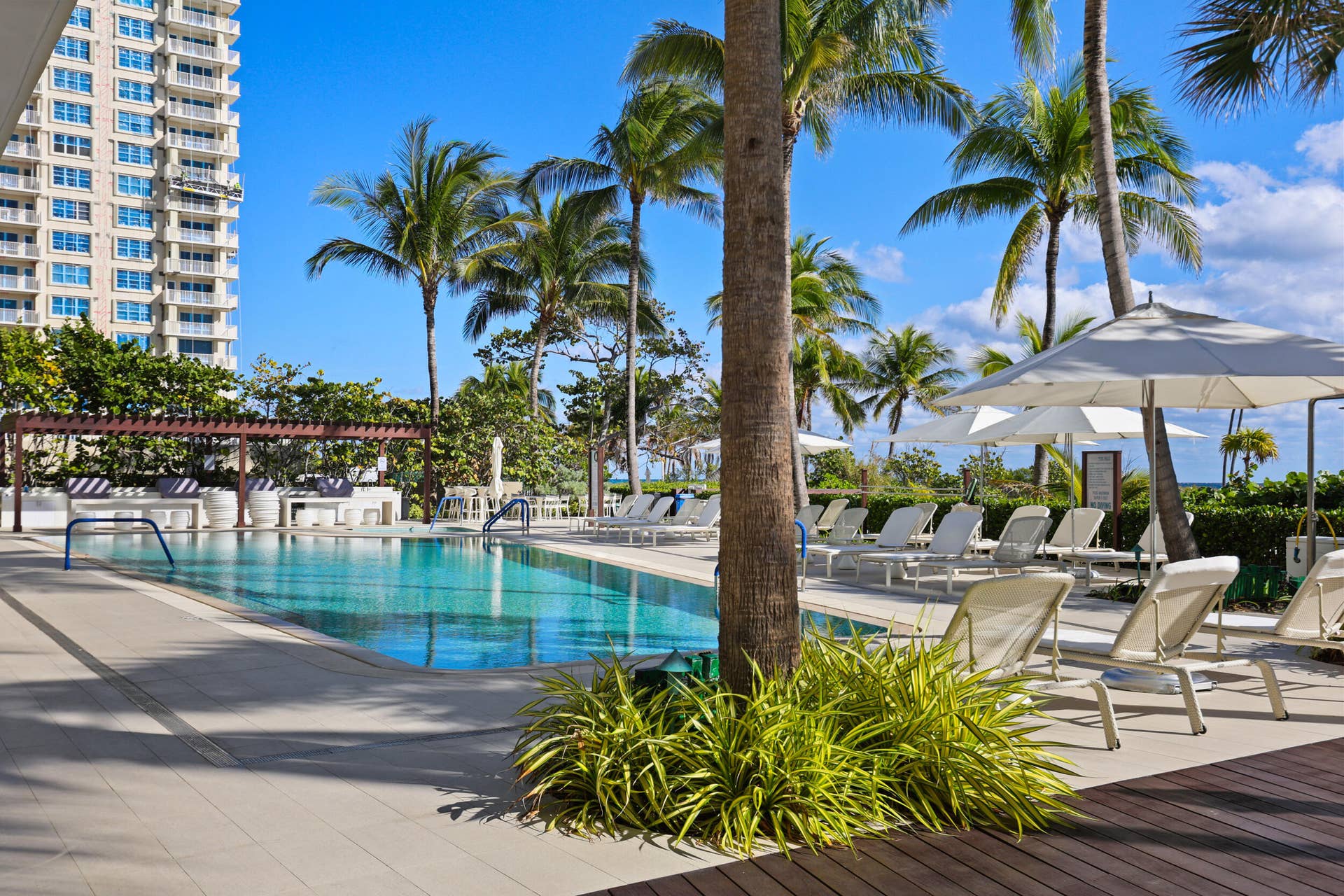 730 N Ocean Boulevard, Pompano Beach, FL 33062 Sabbia Beach is a flagship luxury condominium positioned directly on the sand and an unmistakable presence on the Pompano Beach skyline. Offering 200 feet of shoreline and 30,000 square feet of private oceanfront grounds, residents and guests enjoy a private beach, resort-style pool, oceanfront fitness center, elegant clubroom, business center, valet parking, 24-hour security and an unmatched oceanfront lifestyle.