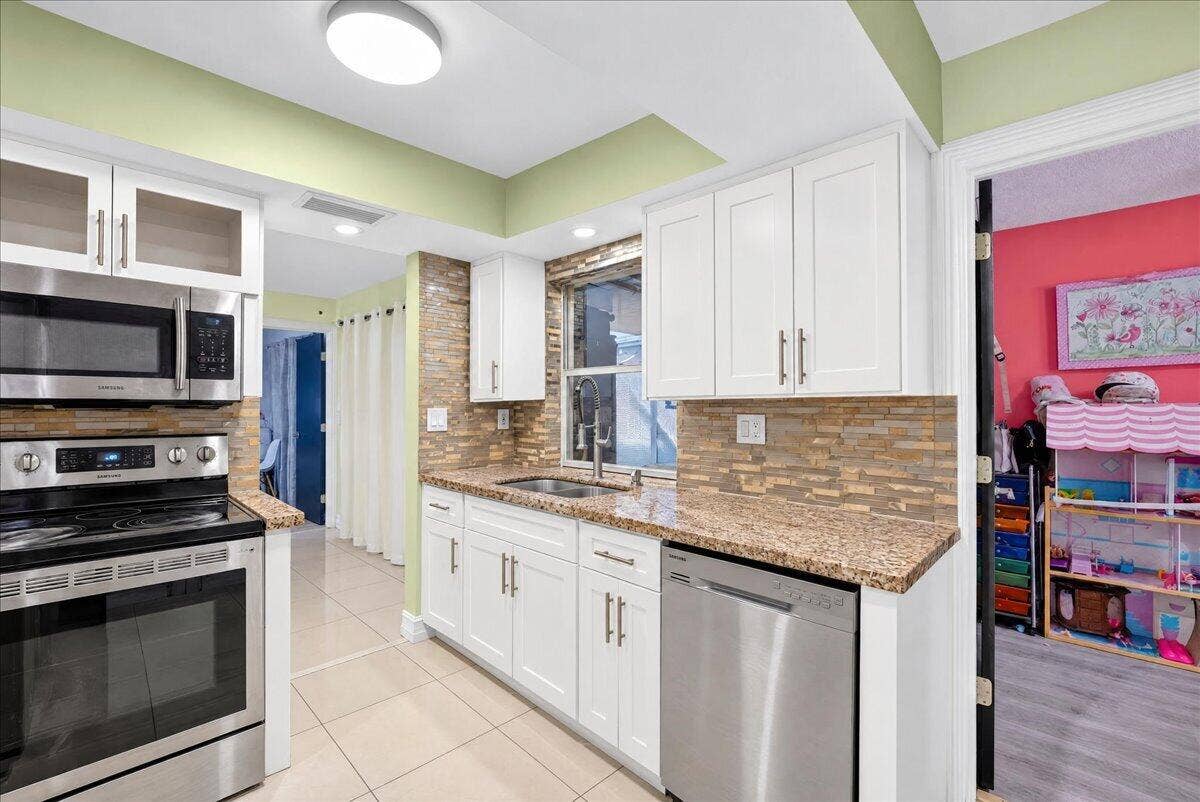 4911 NW 14TH, Deerfield Beach, FL 33064 Virtually staged with cabinet fronts
