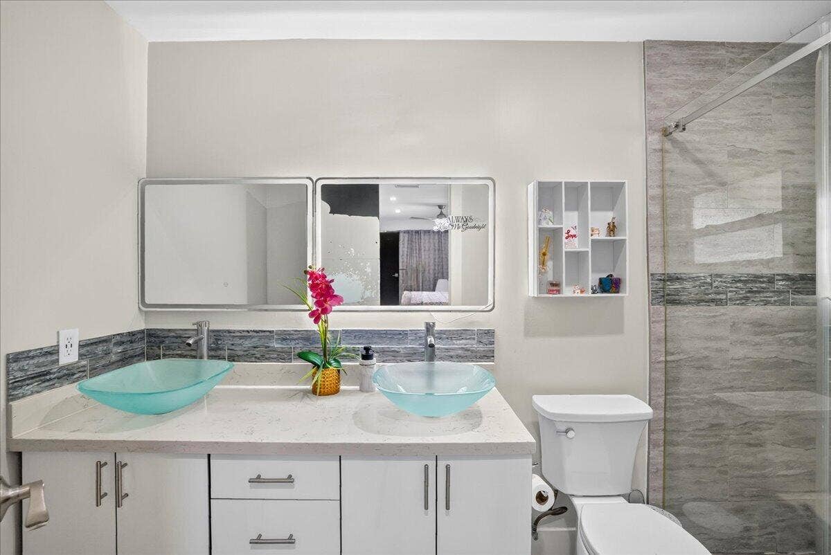 4911 NW 14TH, Deerfield Beach, FL 33064 Primary bathroom