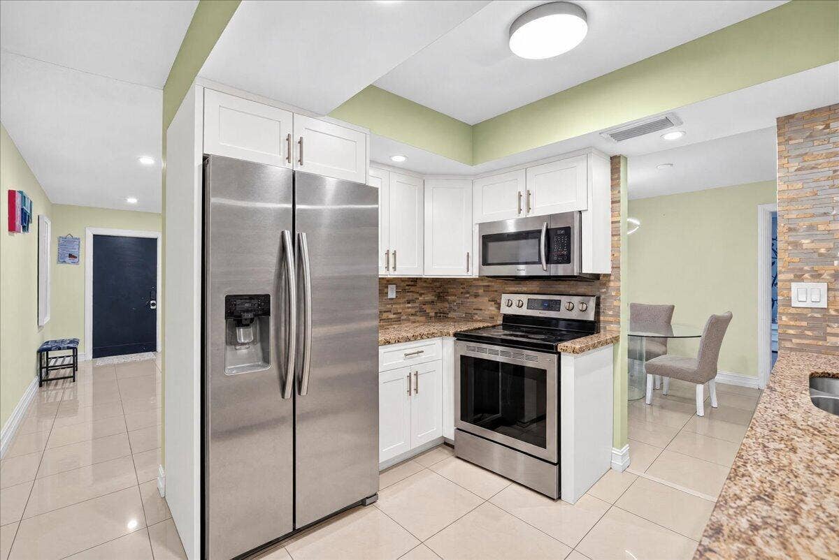 4911 NW 14TH, Deerfield Beach, FL 33064 Virtually staged with cabinet fronts