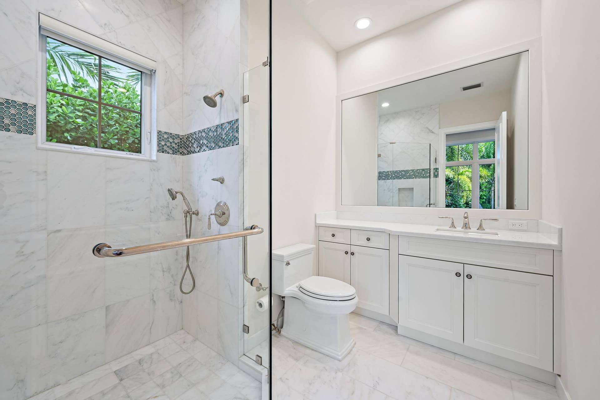 3433 Harbor Road N, Jupiter, FL 33469 Second bedroom bathroom
