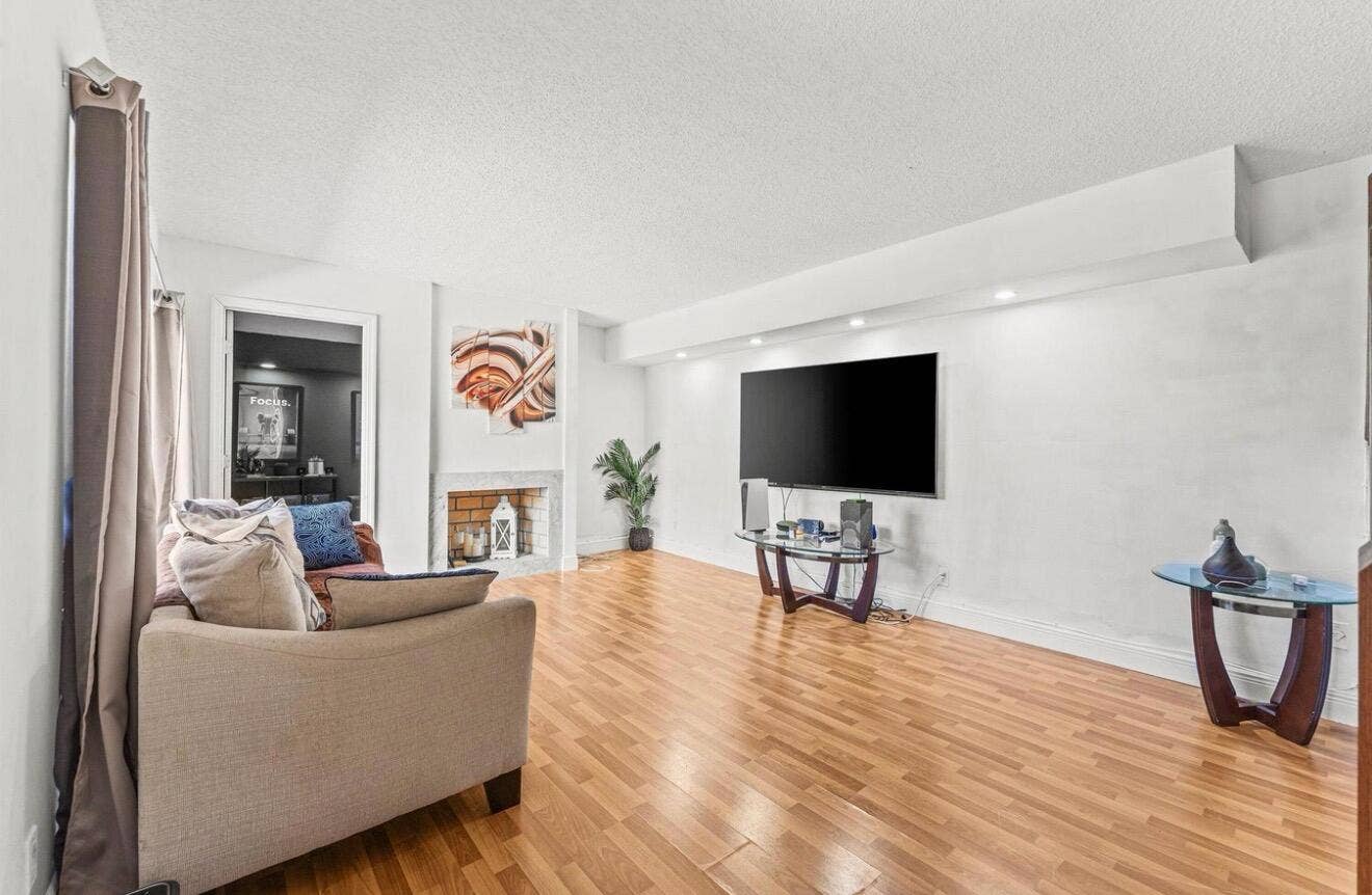 632 SPRINGDALE Circle, Palm Springs, FL 33461 Living Room Area