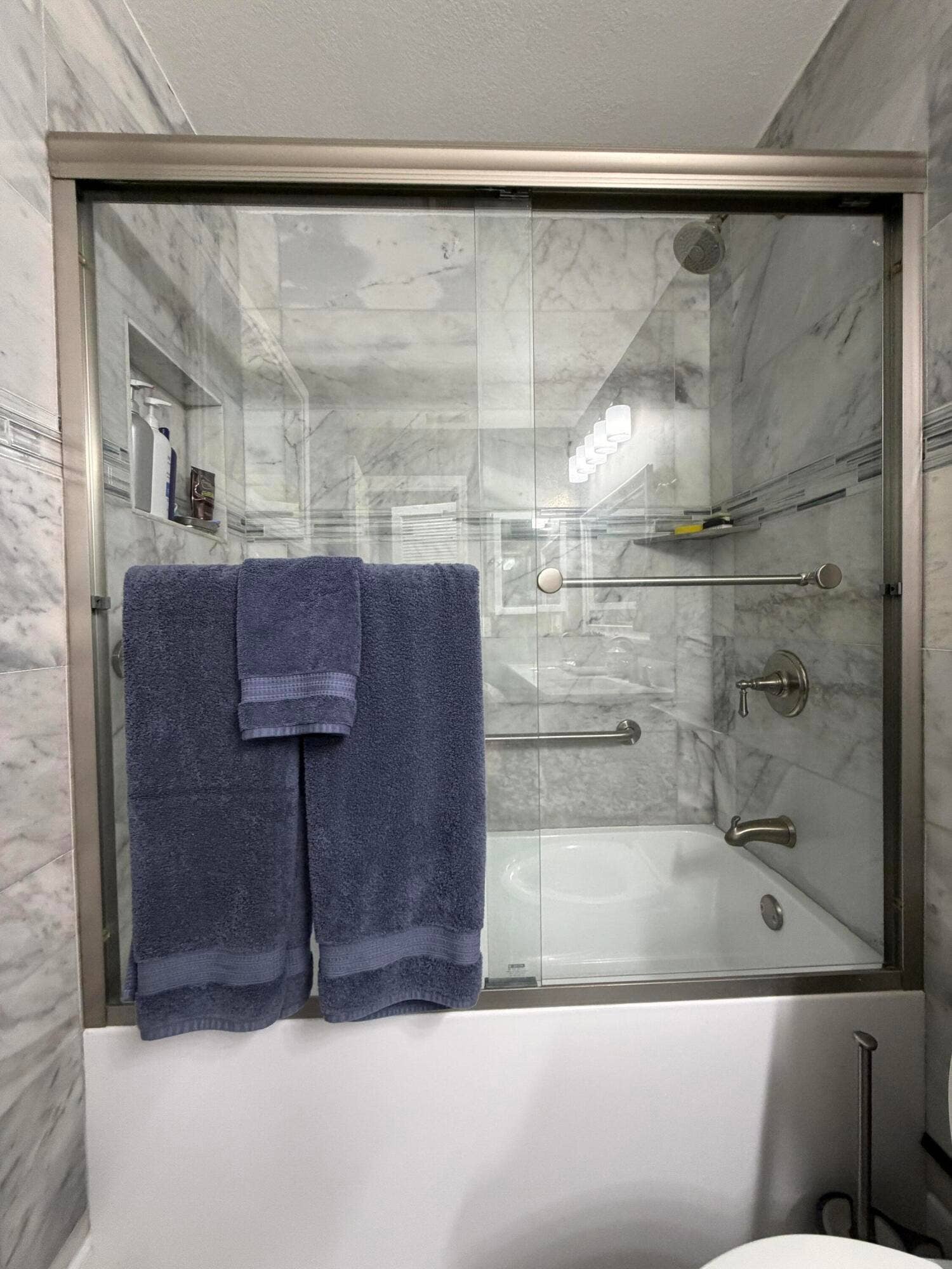 Jupiter, FL 33458 Nicely remodeled 2nd bathroom
